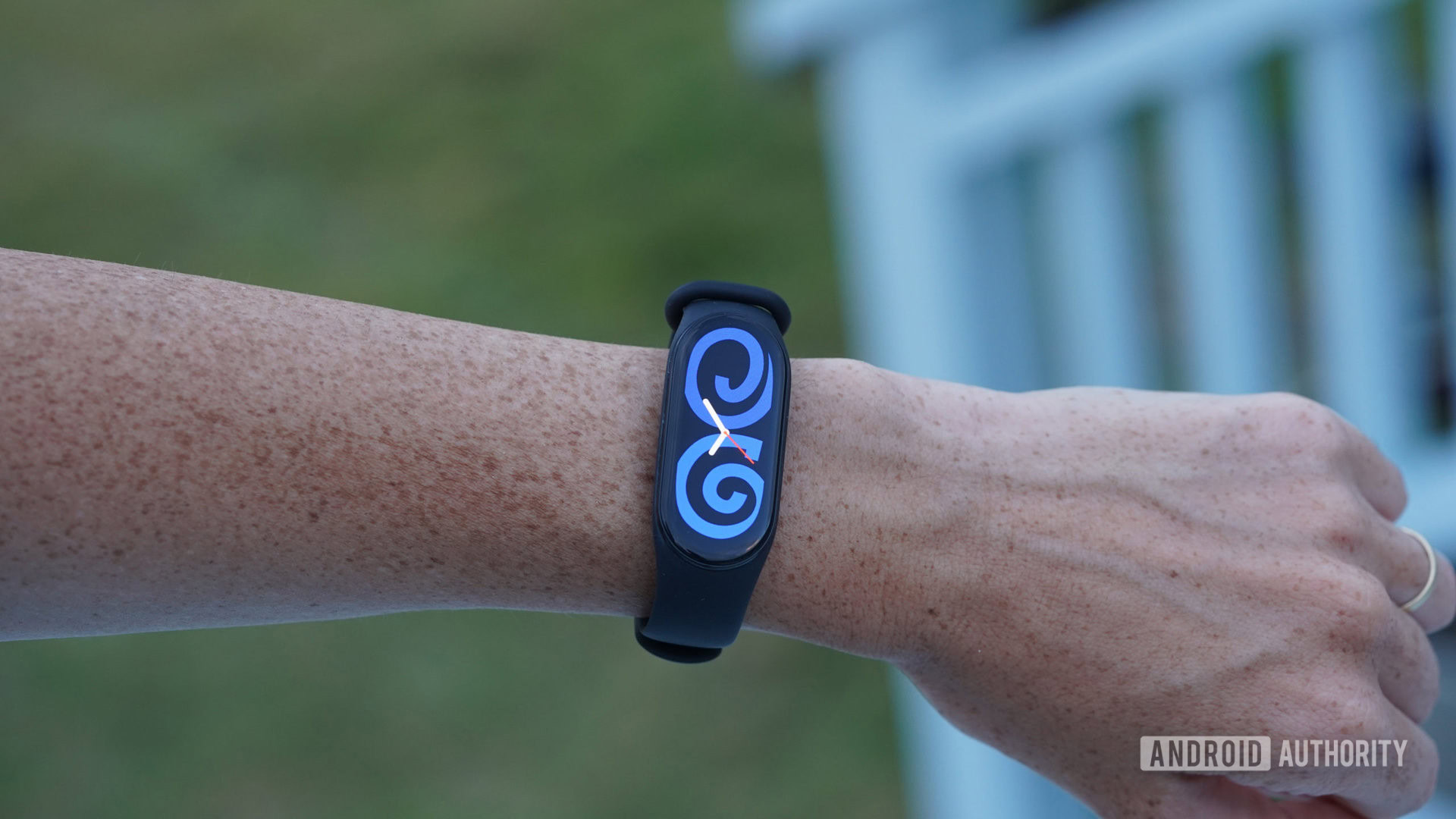 A Xiaomi Mi Band 7 displays an alternative watch face from he Zepp Life app.