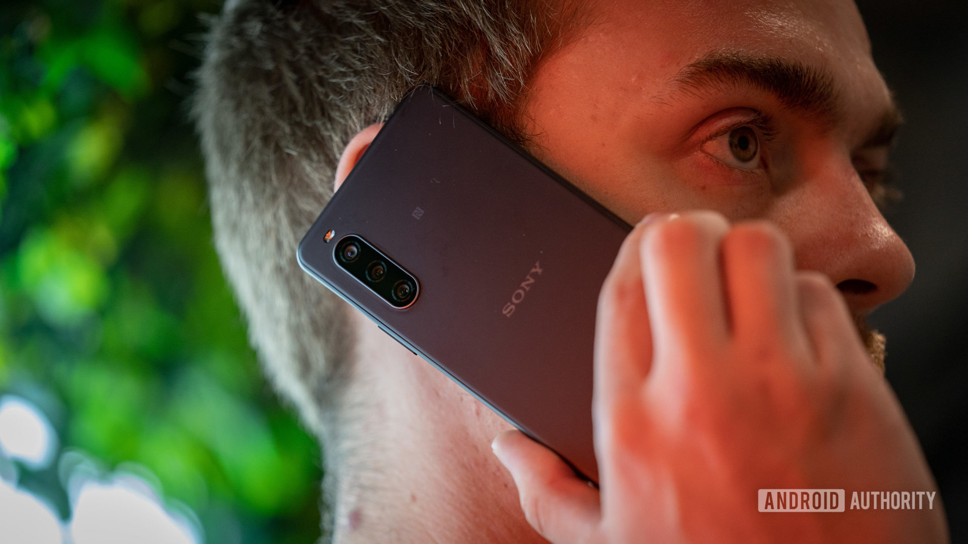 A man holds the Xperia 10 IV to his ear