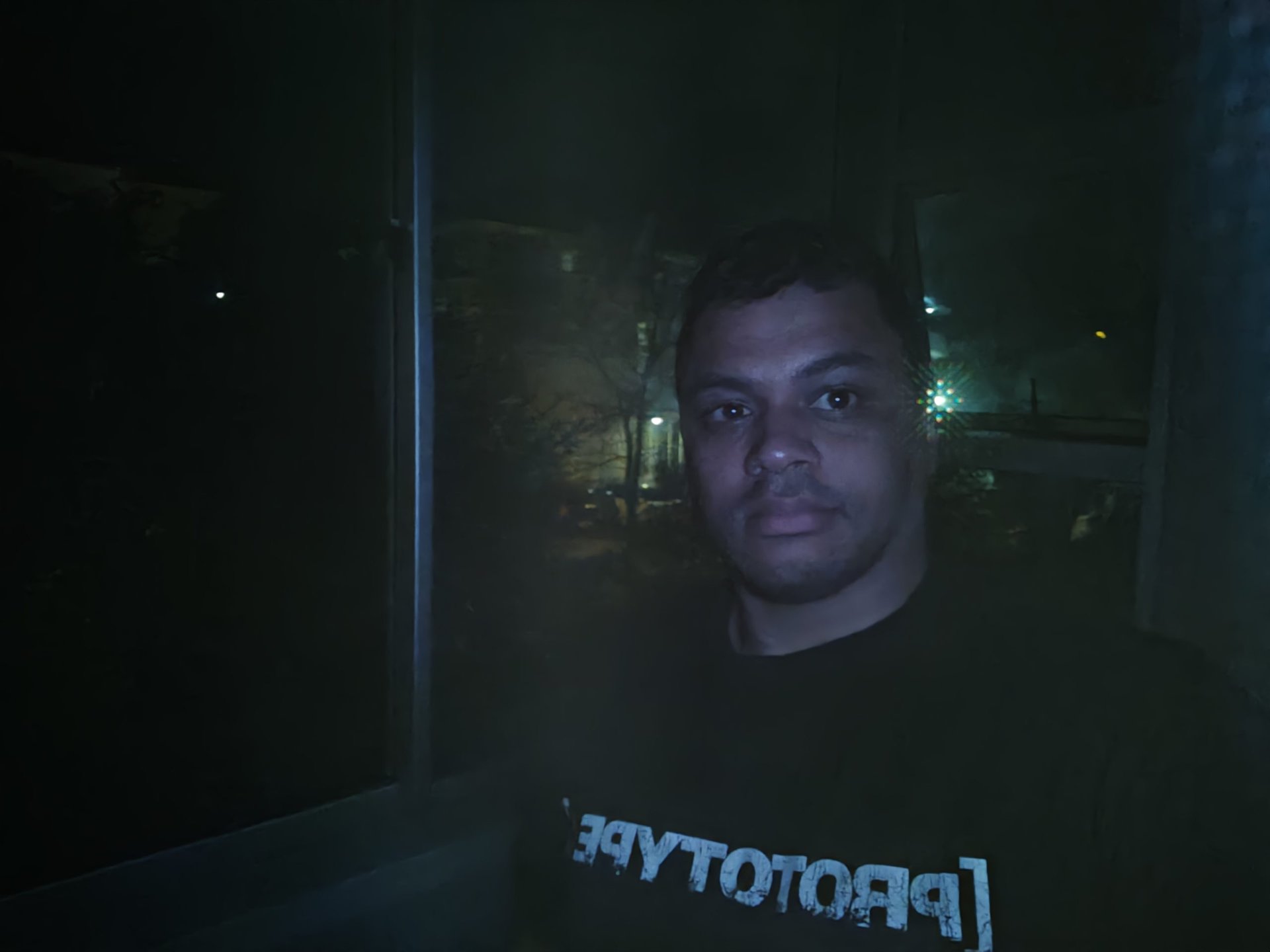 ZTE Axon 40 Ultra Light selfie