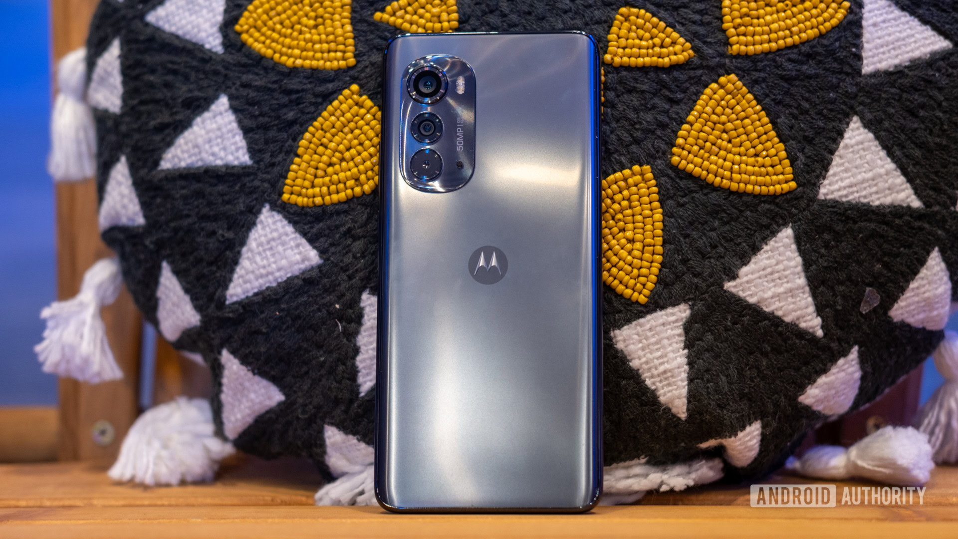 motorola edge 2022 atrás