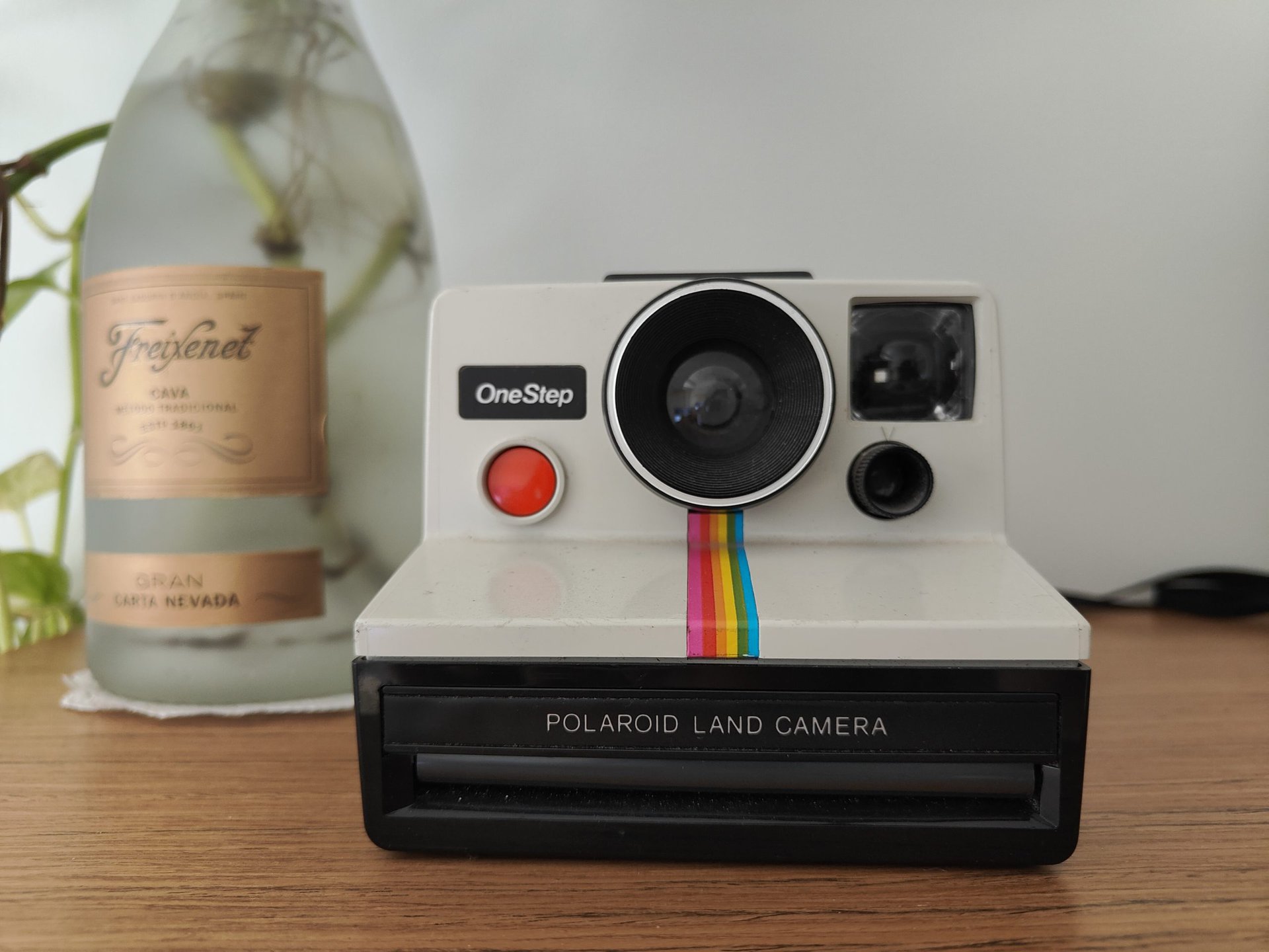 oneplus 10t photograph of a polaroid camera