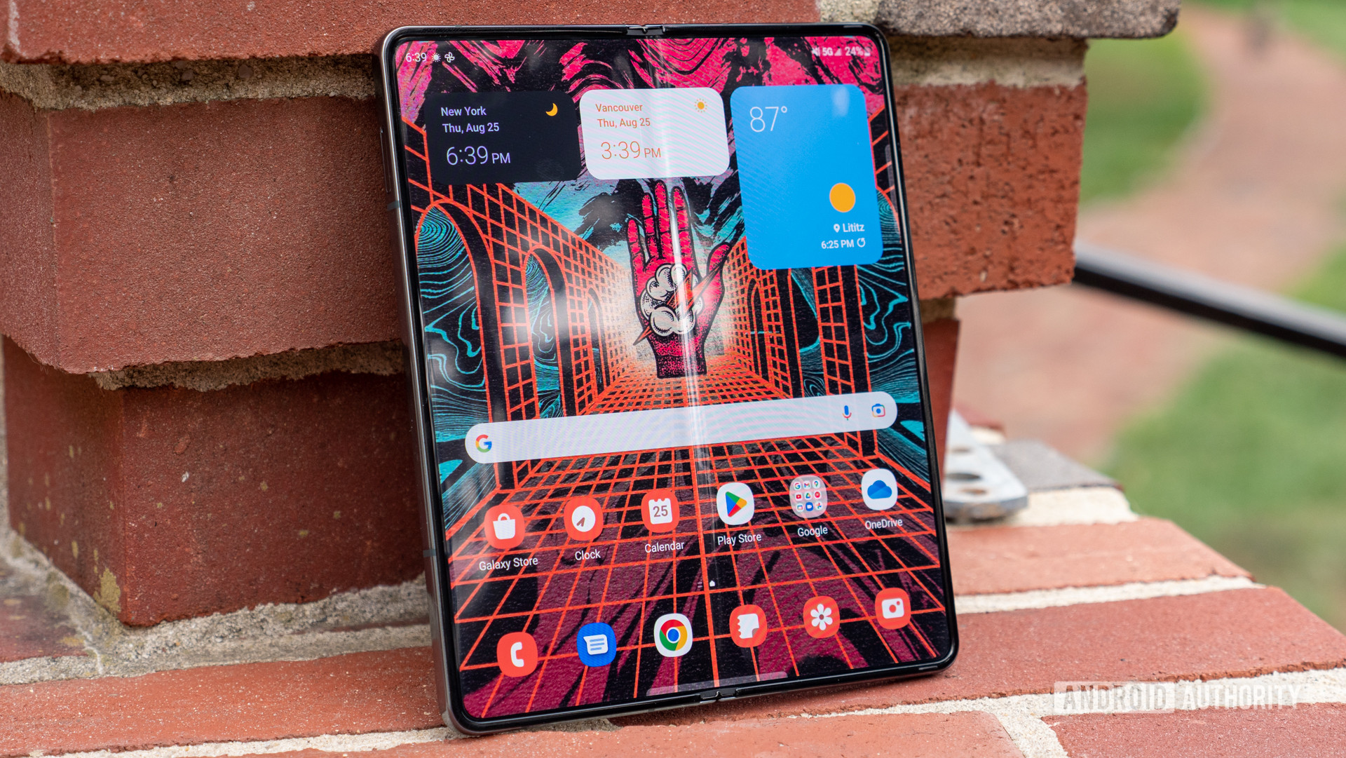 samsung galaxy z fold 4 home screen open - Phones with wireless charging