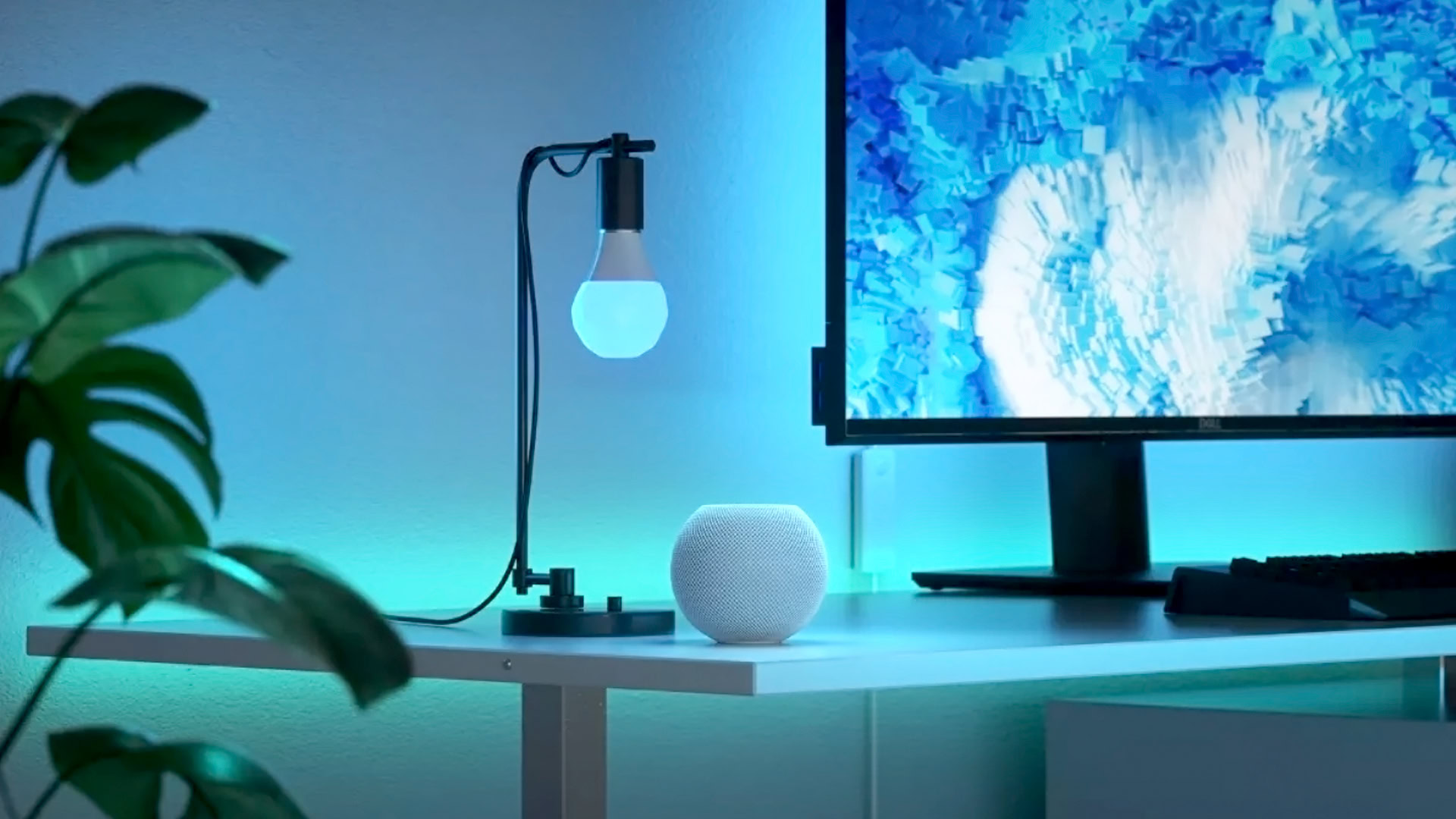 Una bombilla Nanoleaf Essentials y un HomePod mini