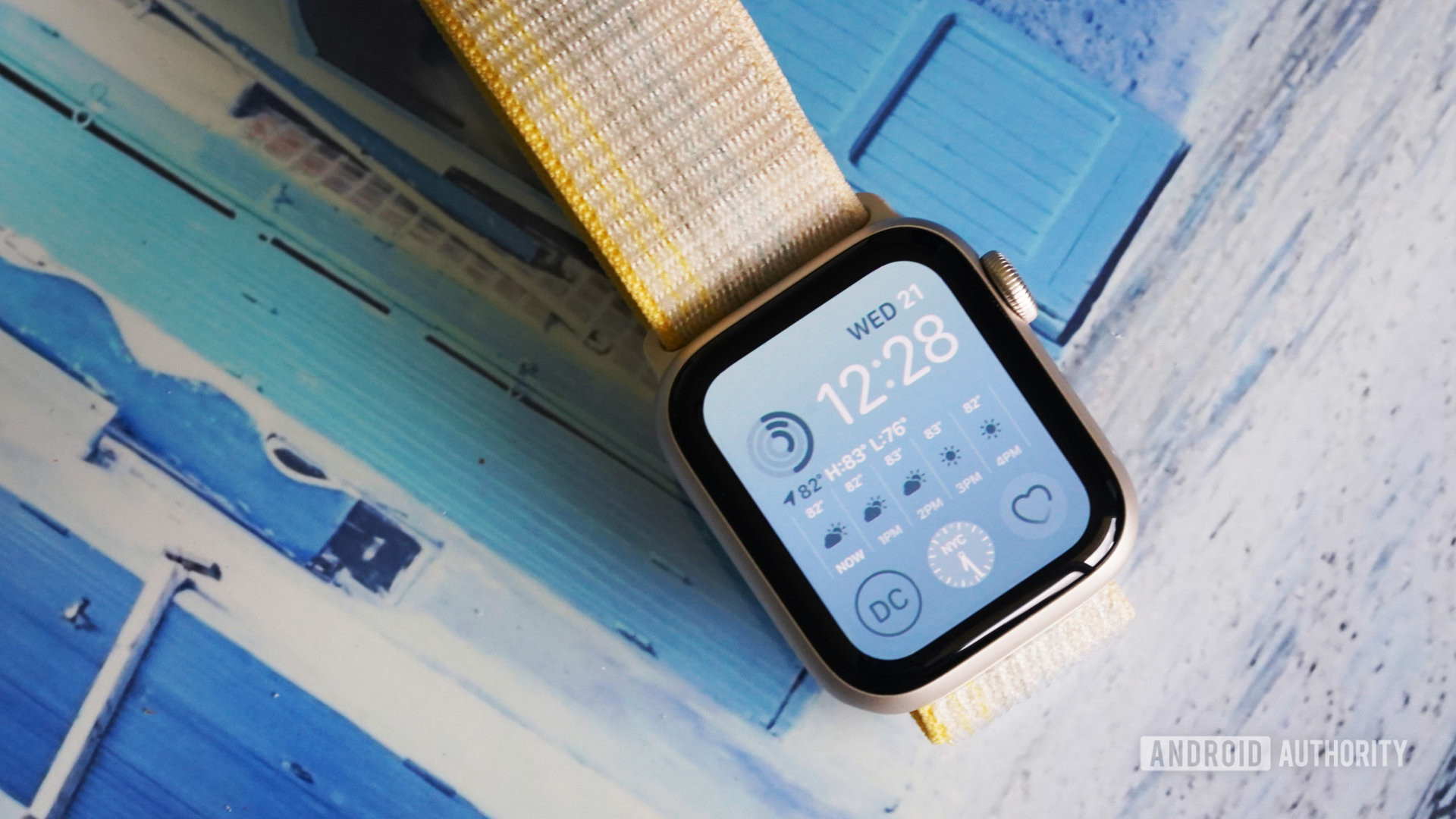 An Apple Watch SE 2 displays the Modular watch face.