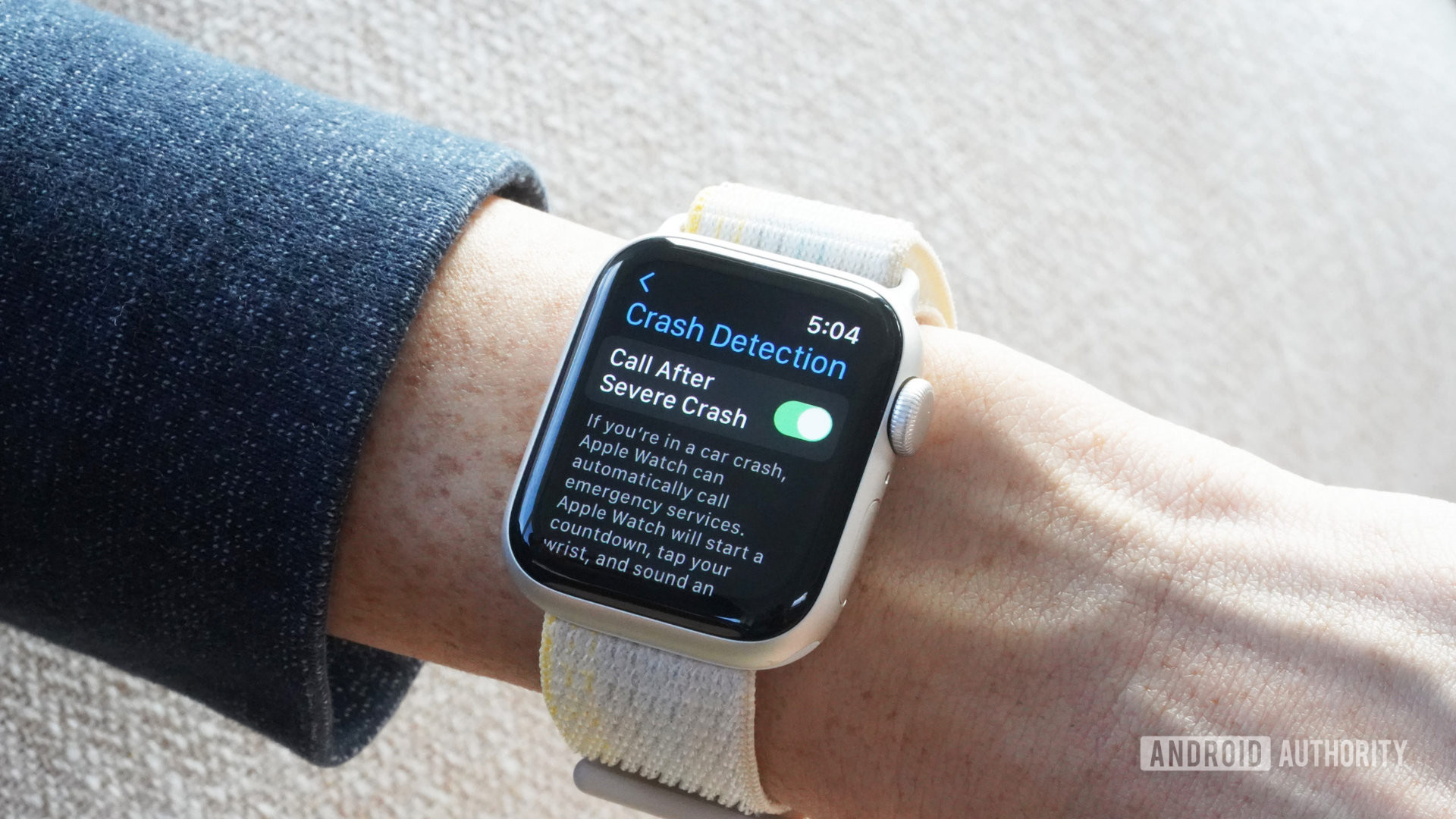 Ein Benutzer aktiviert die Crash-Erkennung auf seiner Apple Watch.