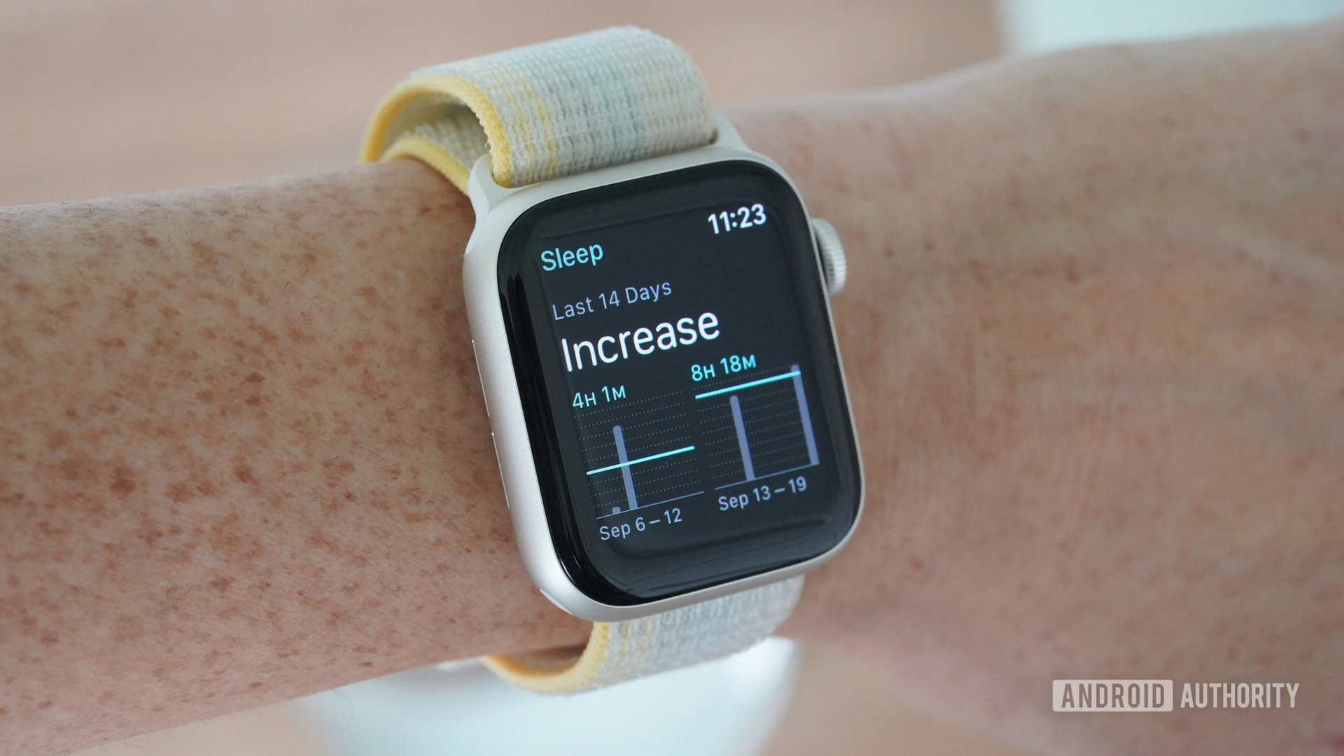 Kullanıcının bileğindeki Apple Watch SE 2022, uyku trendlerini gösteriyor.