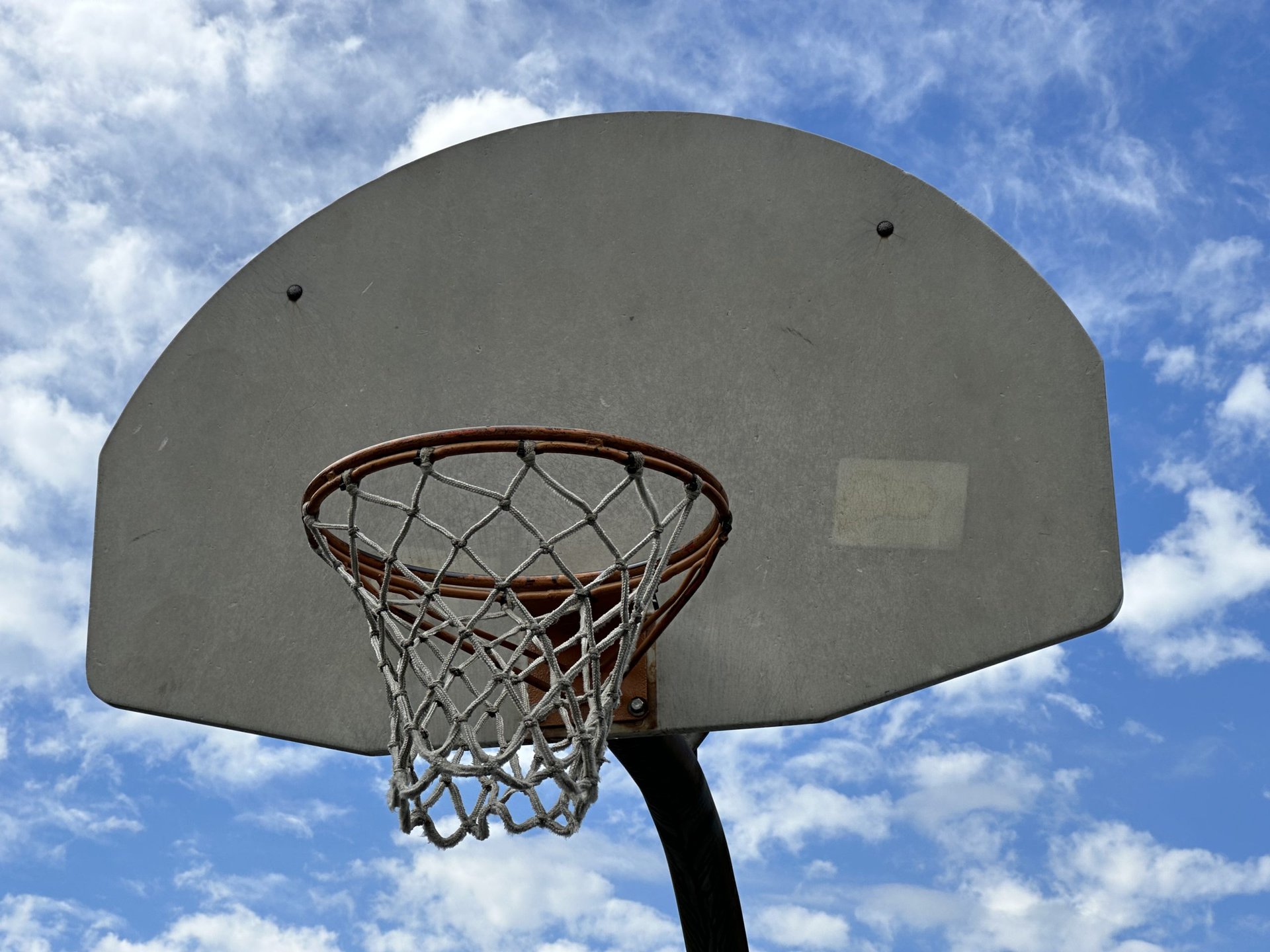 Apple iPhone 14 Pro basketball hoop 3x zoom
