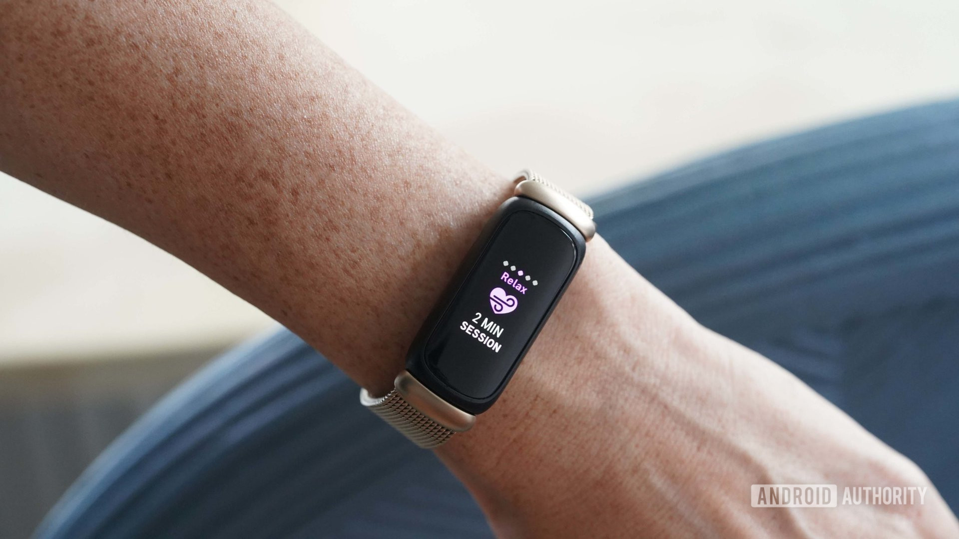 A user begins a Mindfulness exercise on her Fitbit Inspire 3.