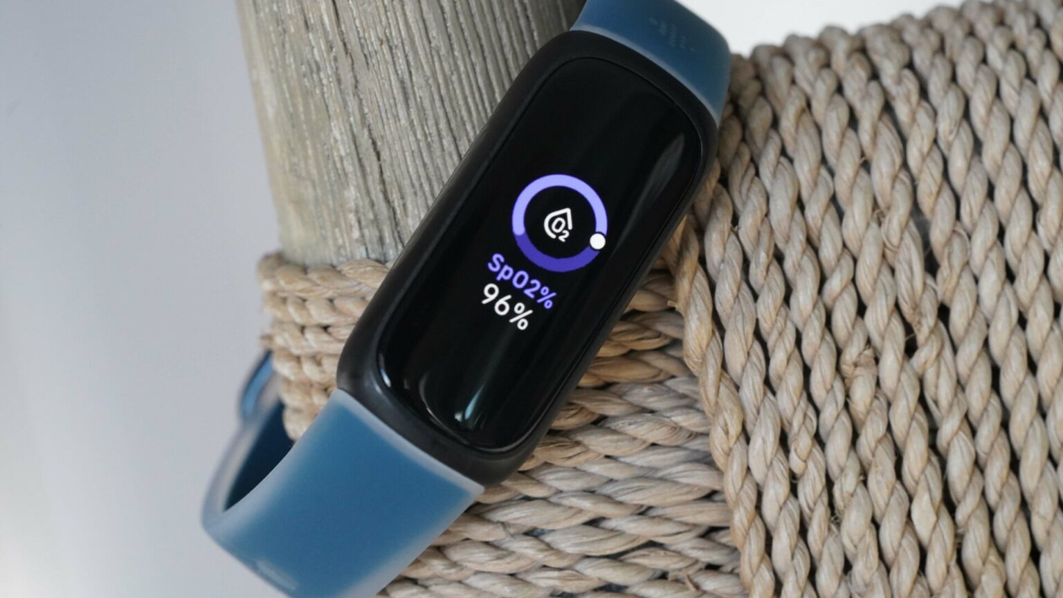 Oura Ring vs Fitbit Choosing the right fitness tracking device