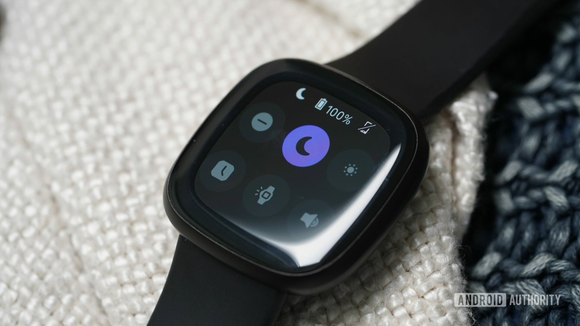 Fitbit Versa 3 muestra el menú del panel rápido con No molestar habilitado.