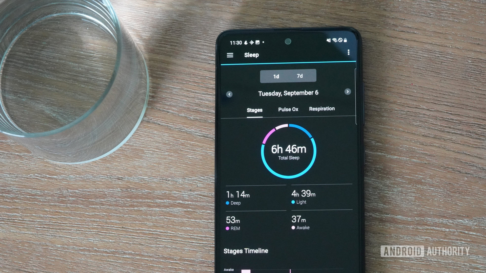 Un teléfono Android colocado en una mesita de noche muestra datos de sueño en la aplicación Garmin Connect.