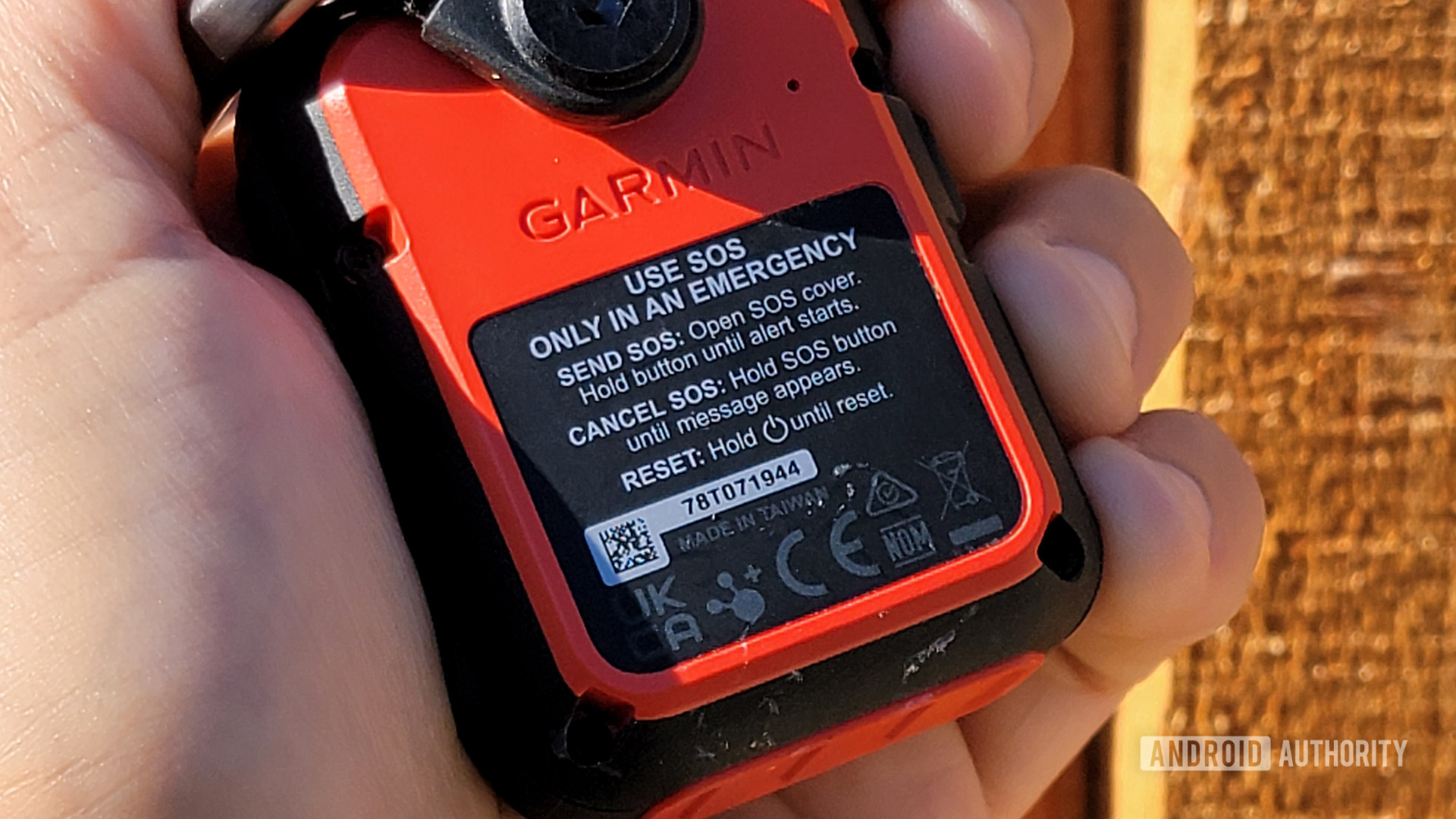 Garmin InReach Mini 2 rear instructions for SOS emergency