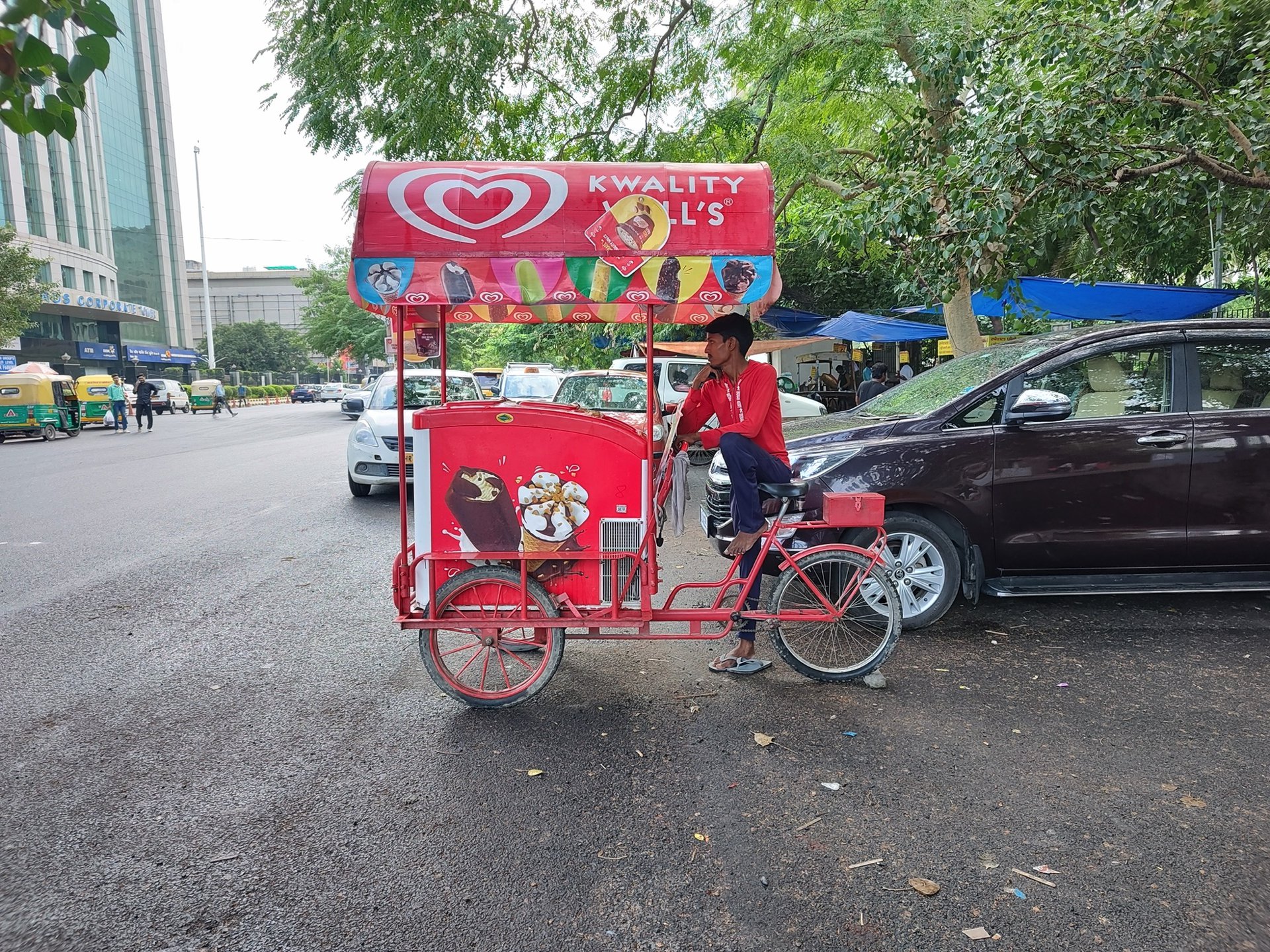 Moto Edge 30 Ultra main camera shot of an ice cream seller HDR