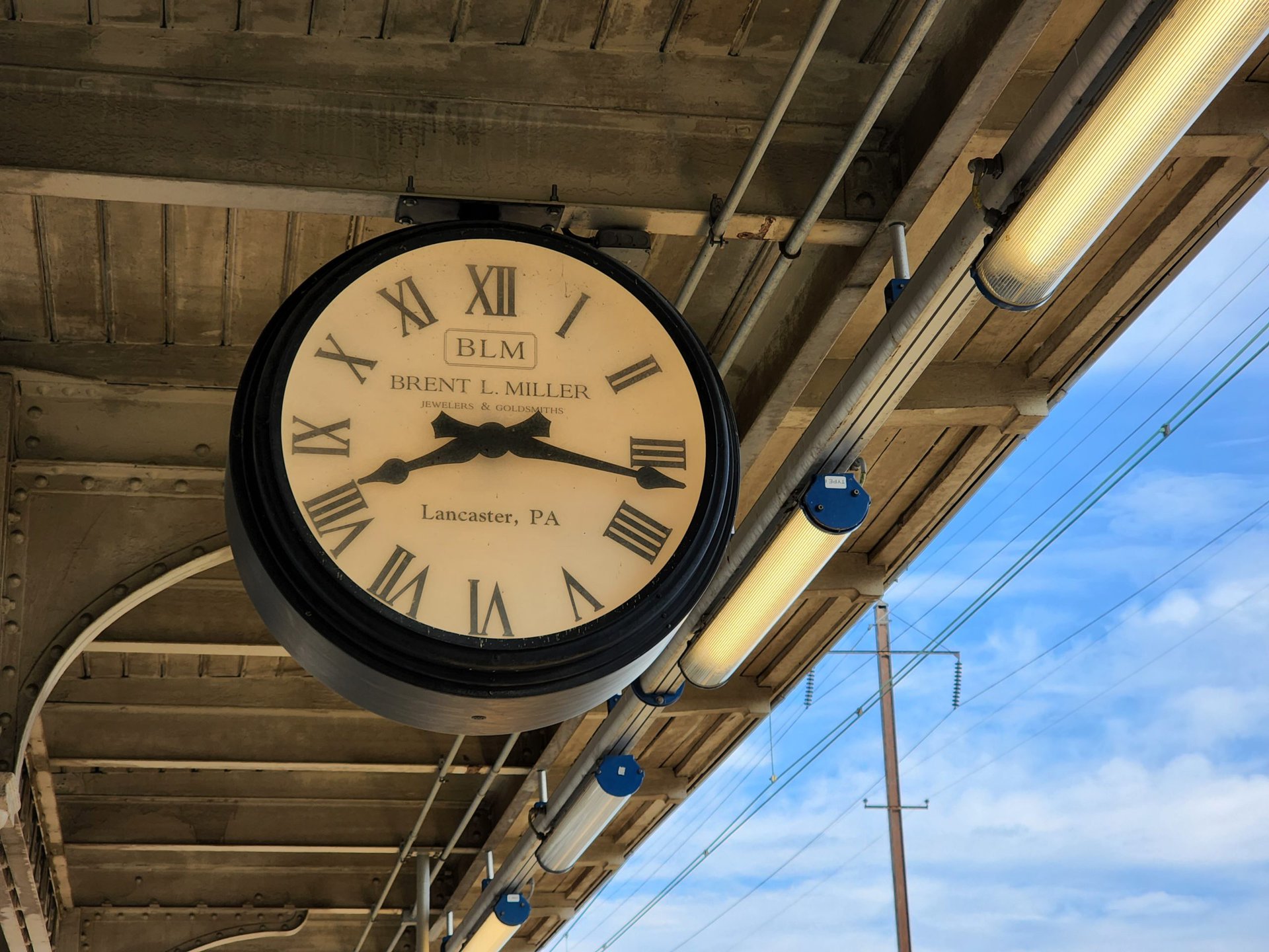 Samsung Galaxy S22 Ultra train station clock
