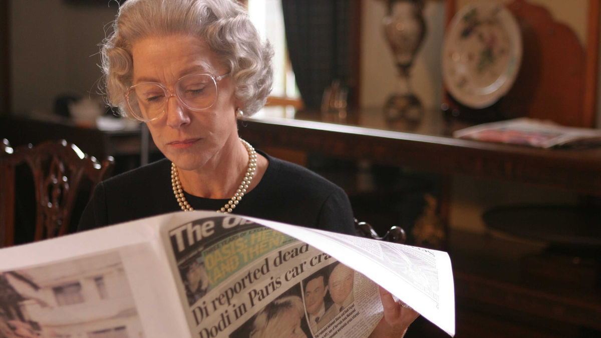 Helen Mirren lee el periódico en The Queen - película sobre la reina Isabel