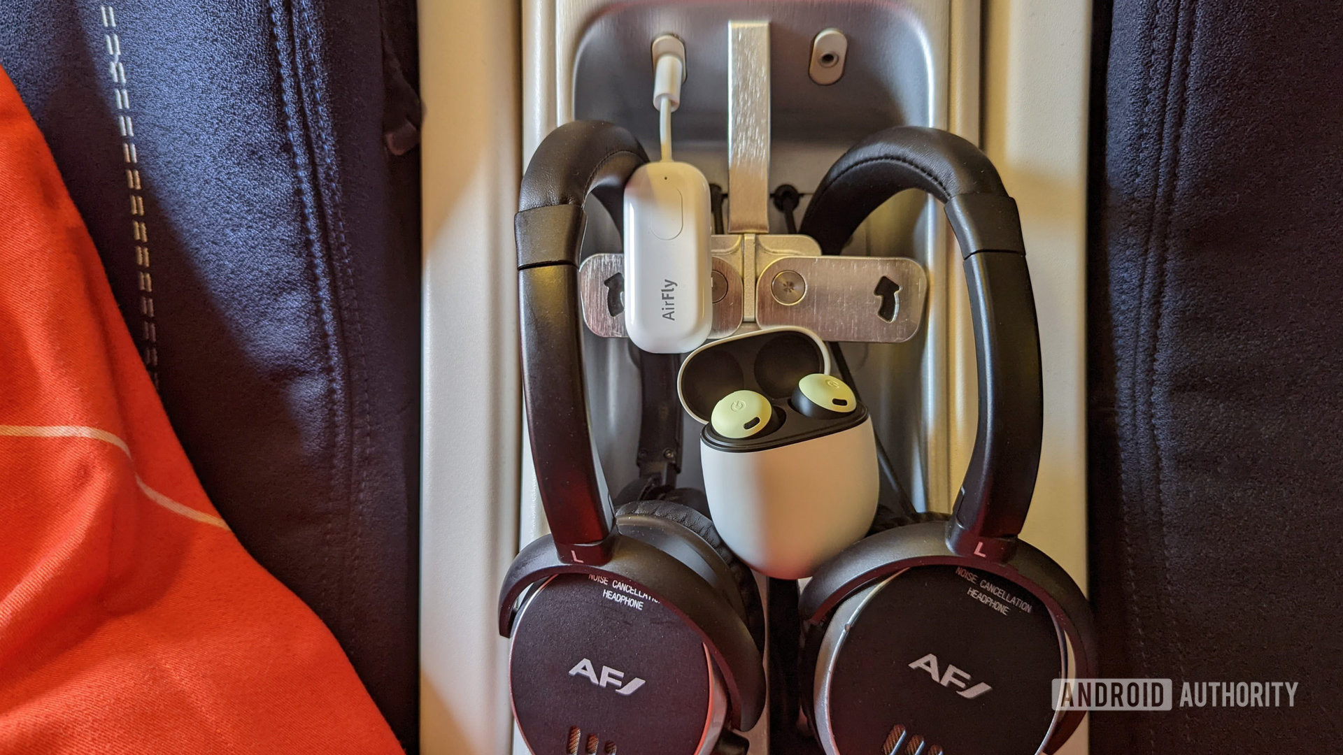 Airfly Pro dicolokkan ke konsol penumpang pesawat Air France dengan Google Pixel Buds Pro dan headphone Air France