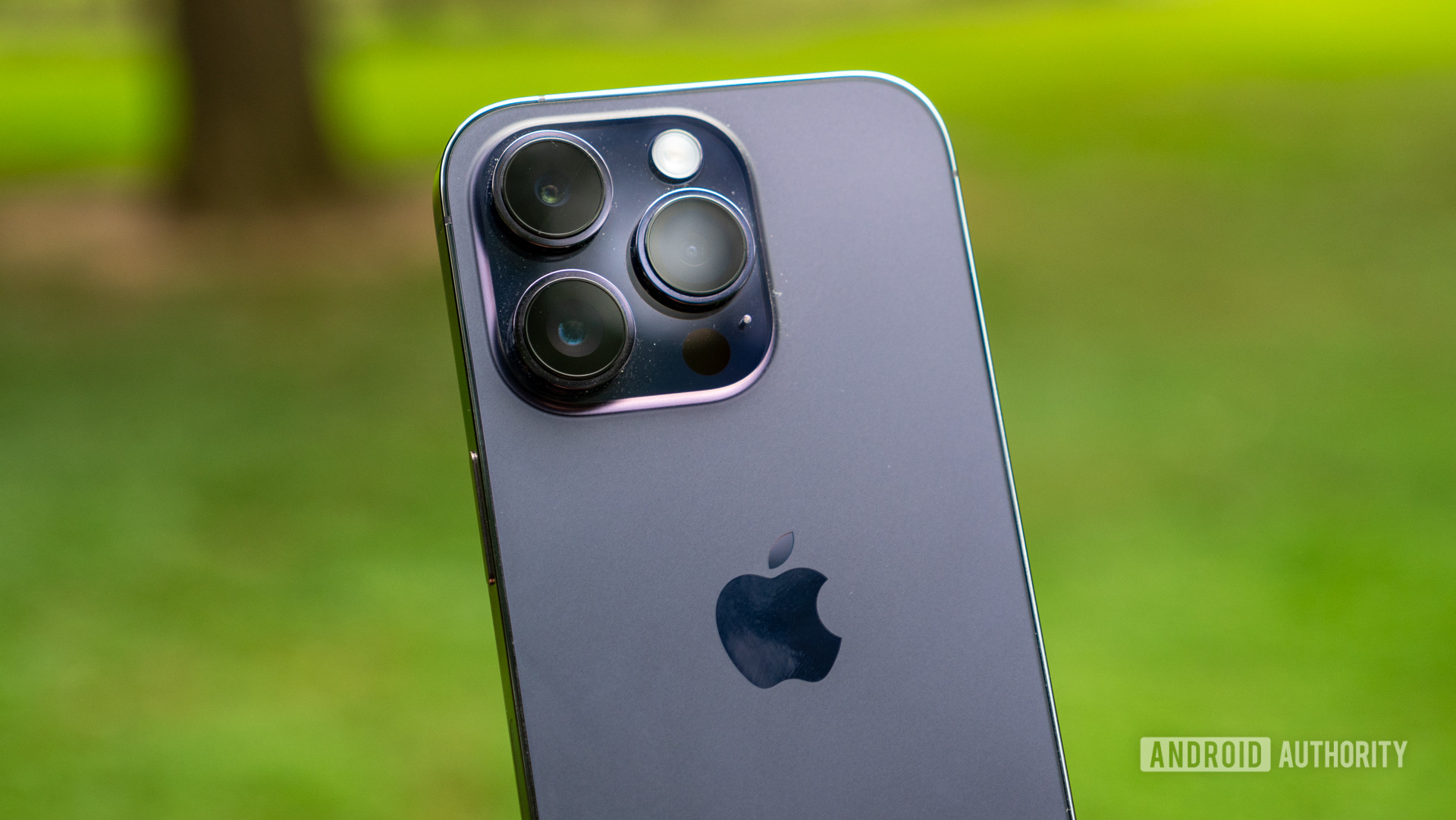 apple iphone 14 pro camera array
