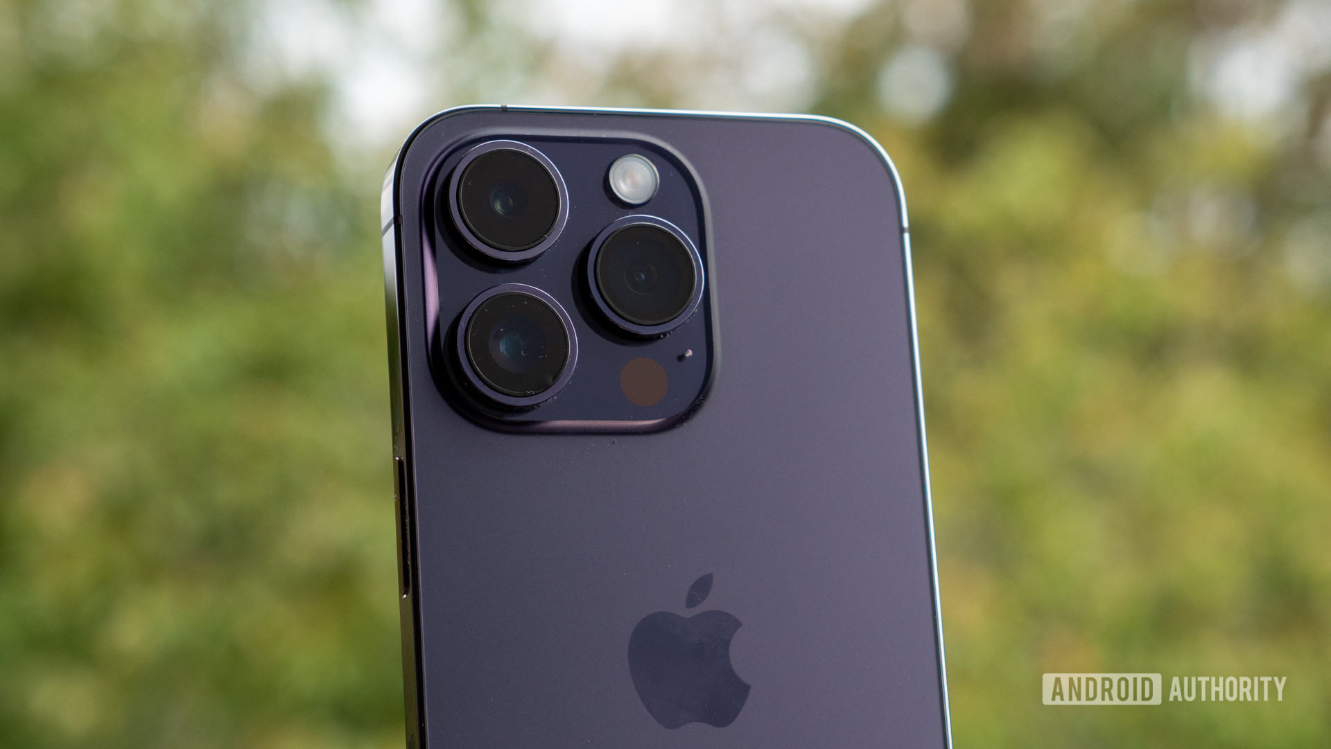 apple iphone 14 pro close cameras