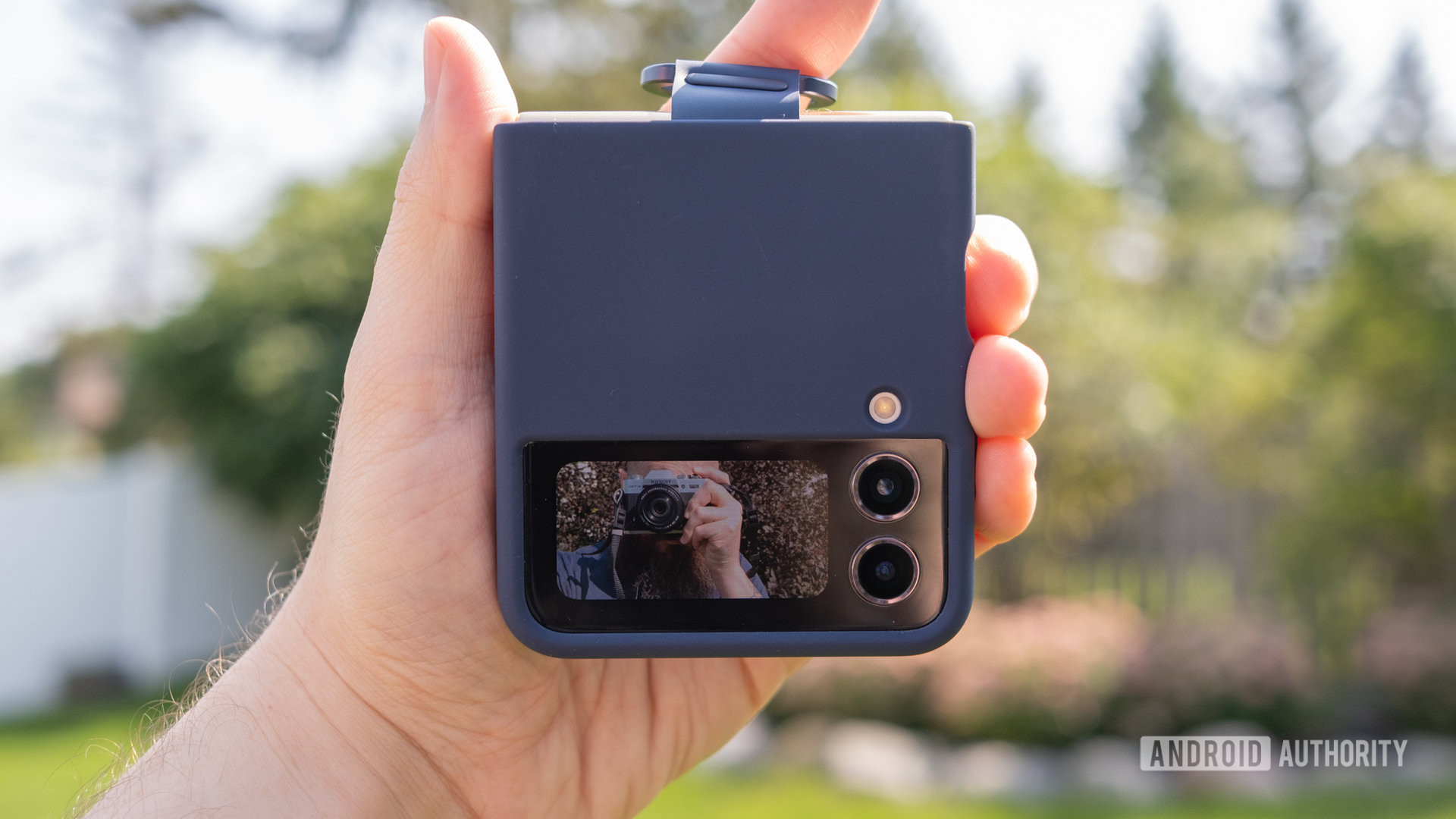 Galaxy Z Flip 4 se toma una selfie