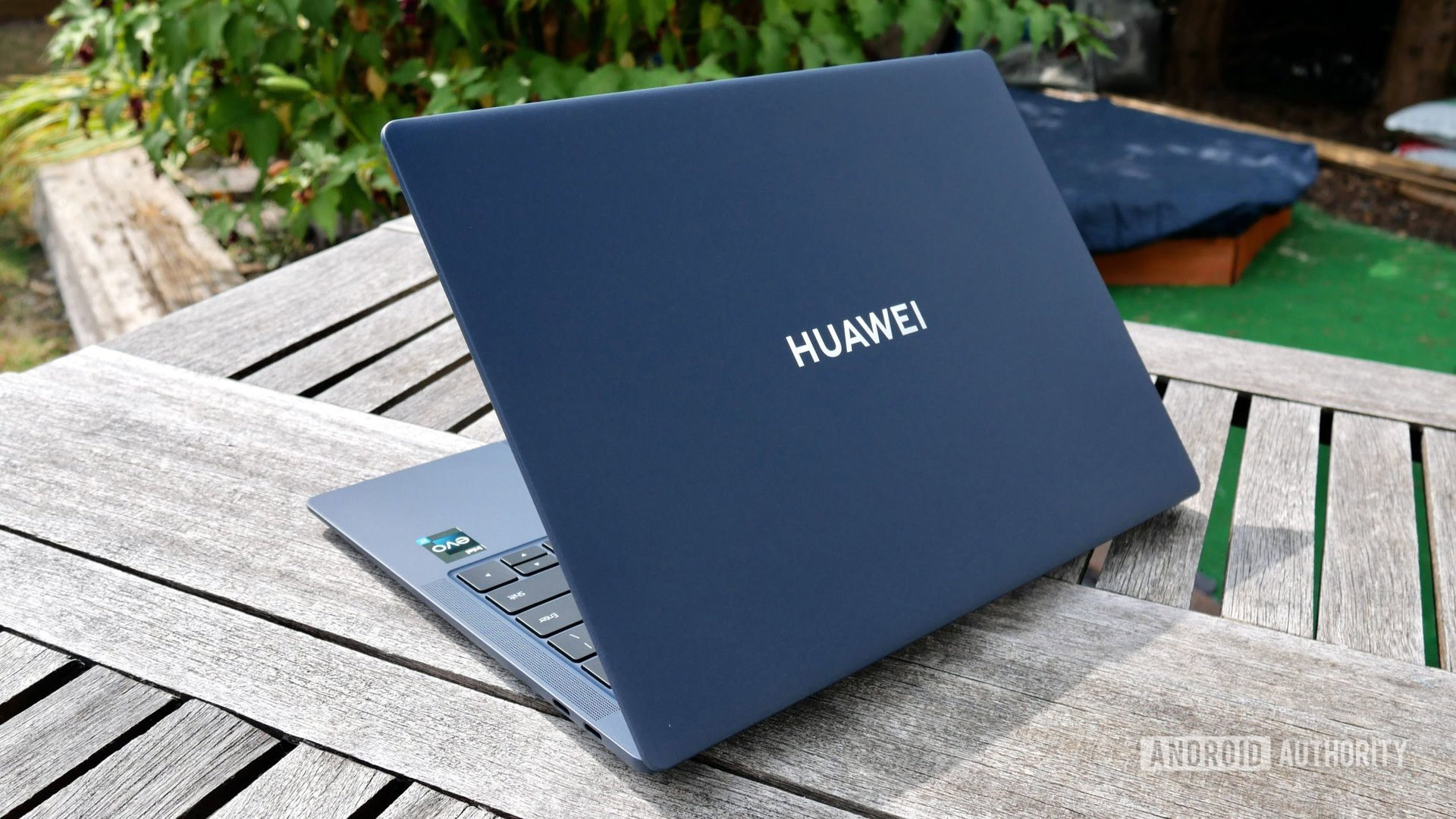 huawei matebook x pro 2022 12th gen intel rear