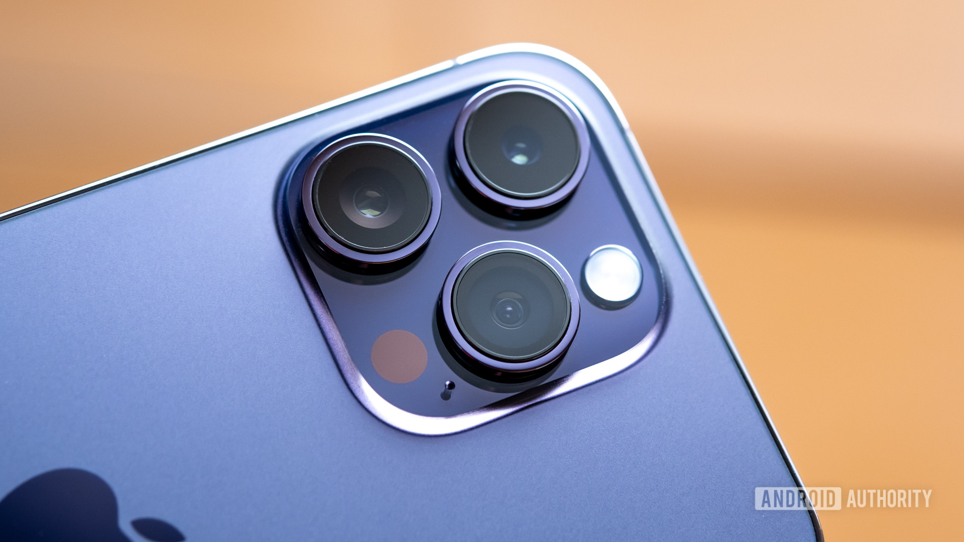 Apple iPhone 14 Pro Max camera close