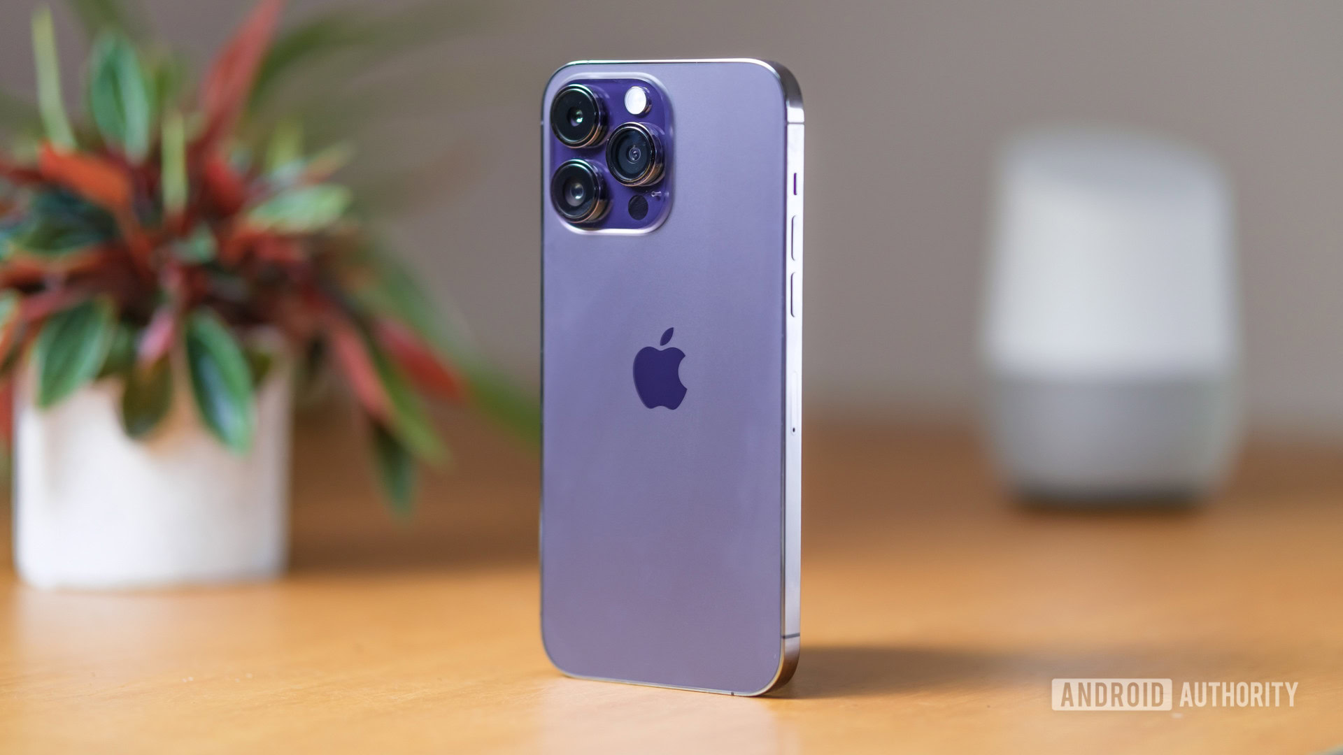 Apple iPhone 14 Pro Max roxo com parte traseira