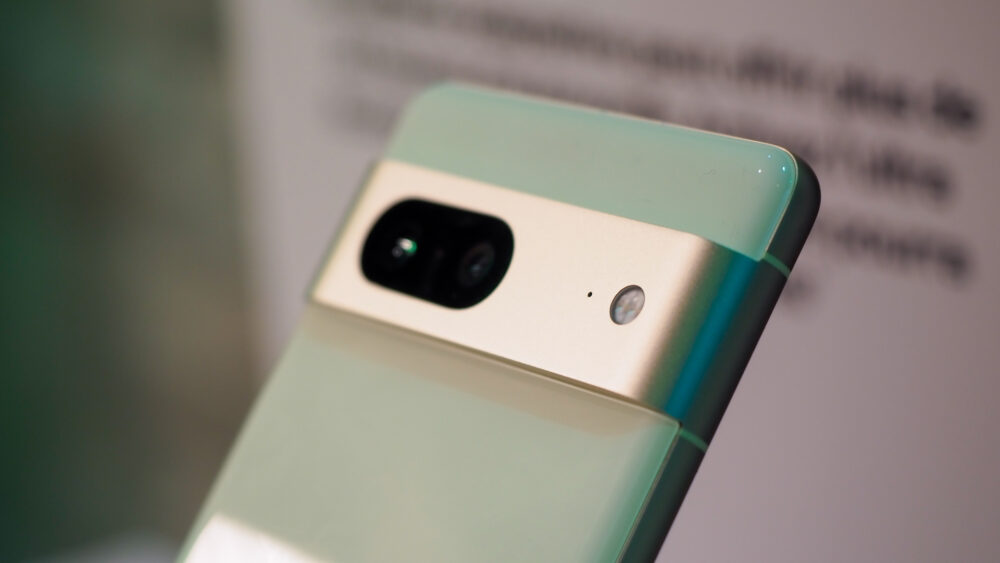 PSA: Pixel phones automatically turn into wireless charging pads when ...