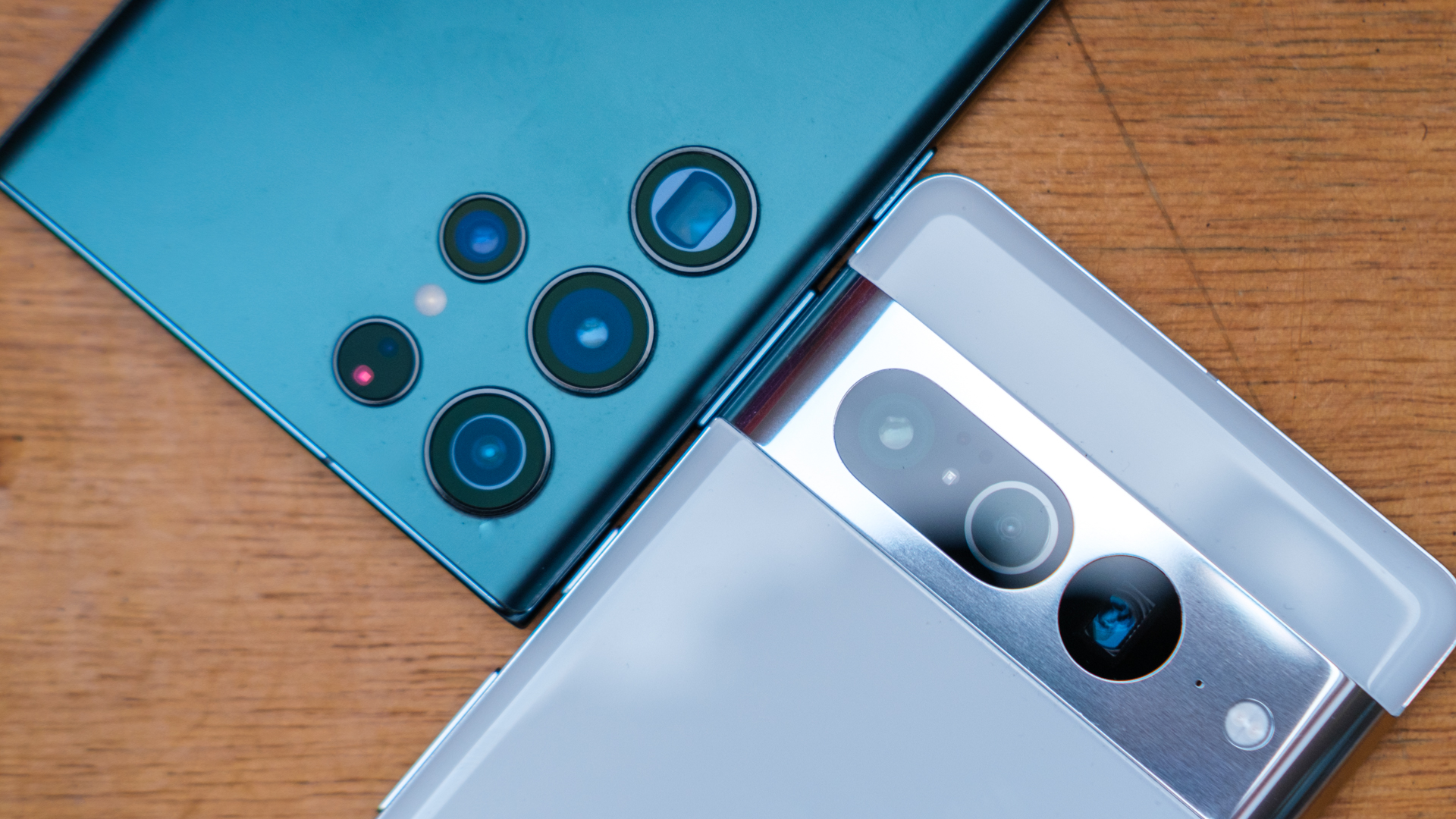Google Pixel 7 Pro vs Samsung Galaxy S22 Ultra cameras close up