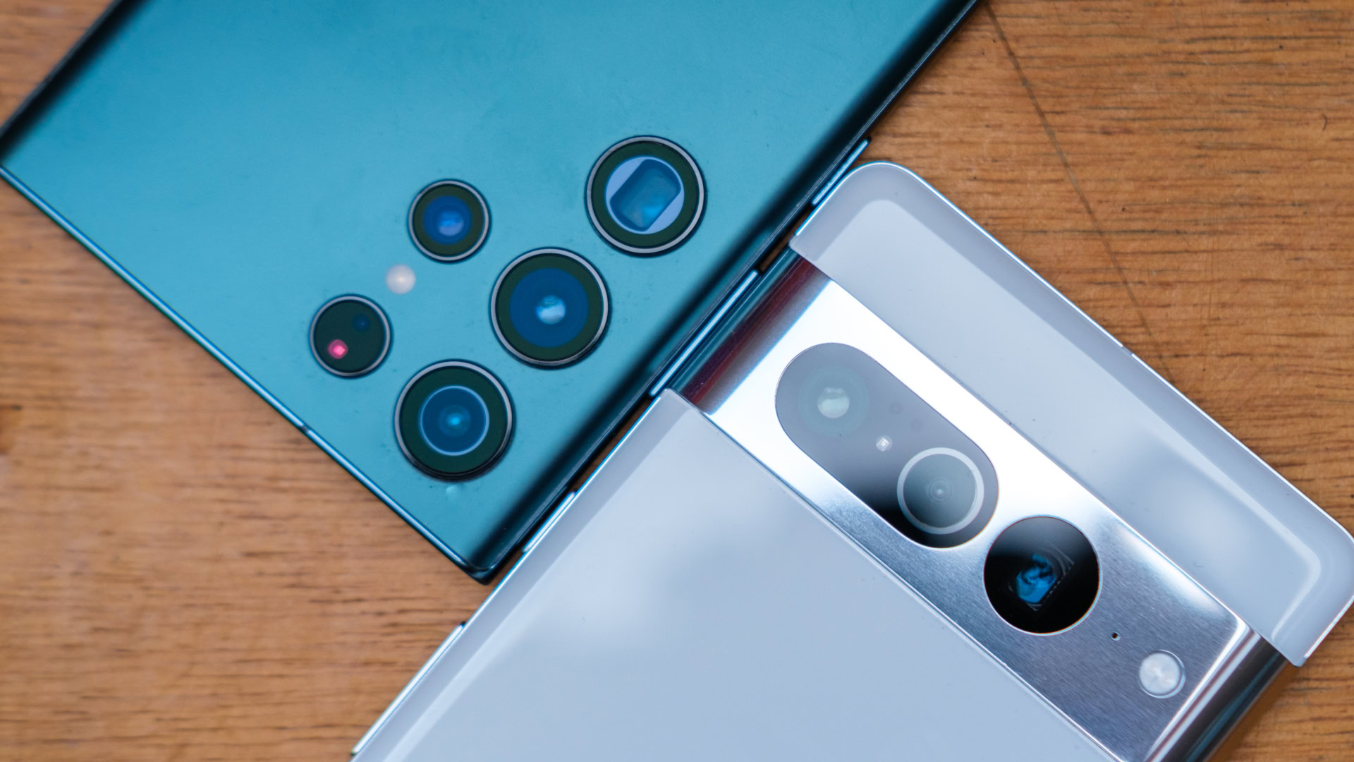 Google Pixel 7 Pro and Samsung Galaxy S22 Ultra's cameras close.