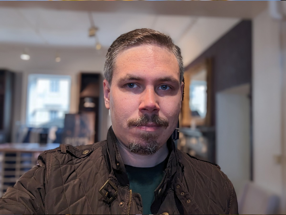 Google Pixel 7 portrait selfie indoors
