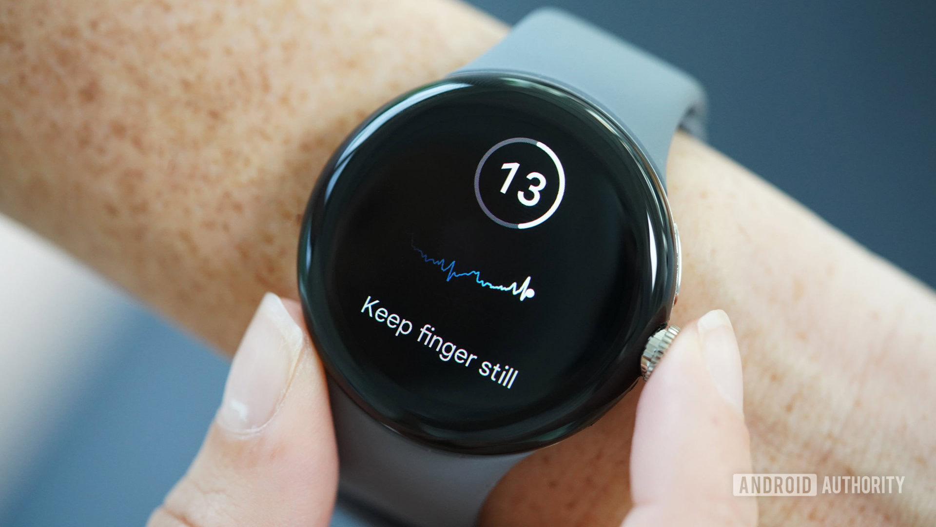 Un usuario realiza una medición de electrocardiograma en su Google Pixel Watch.