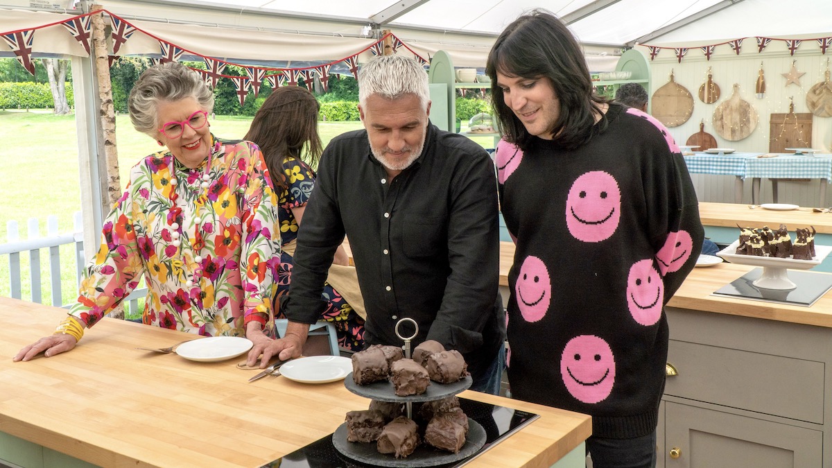Los jueces miran los brownies en The Great British Bake Off: programas de transmisión populares