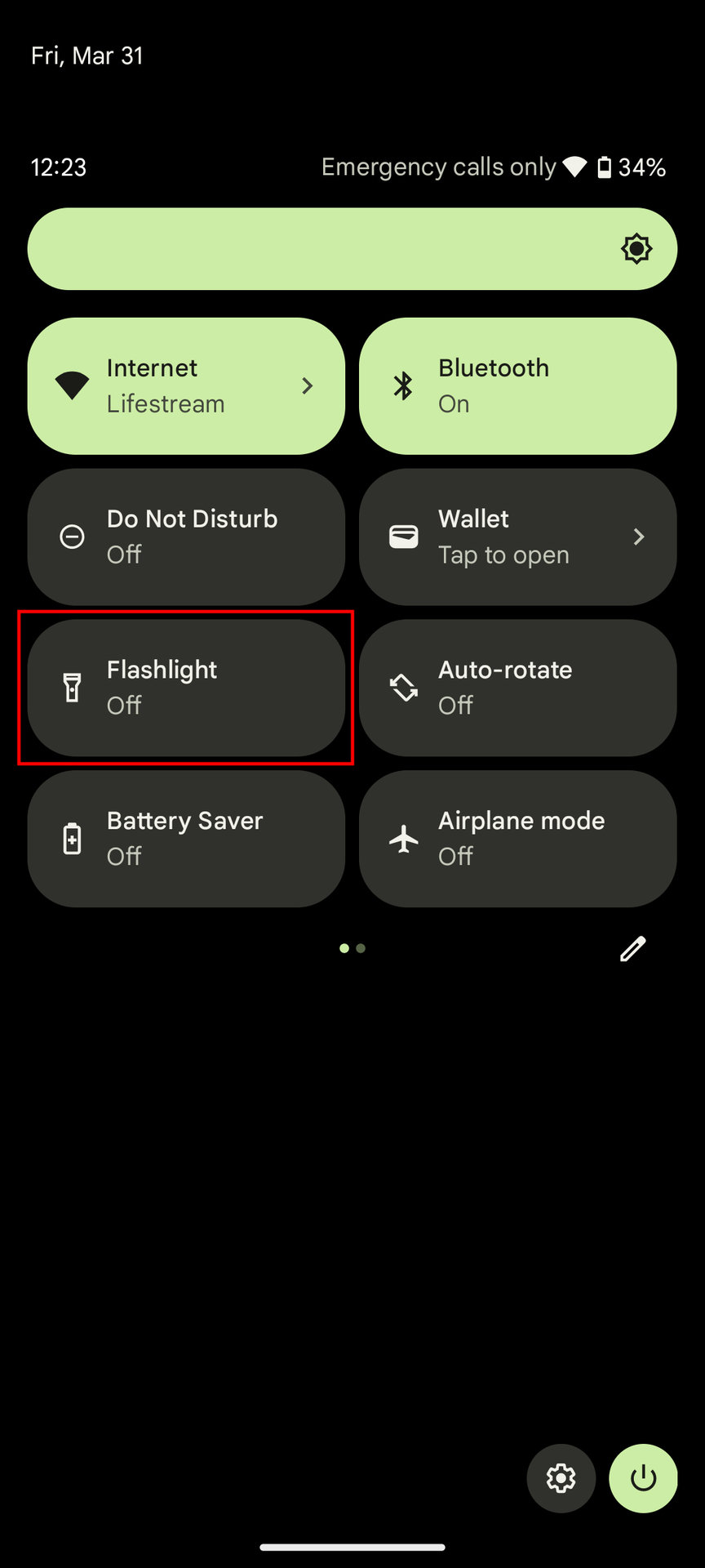 How to turn on the flashlight using Android quick settings 2