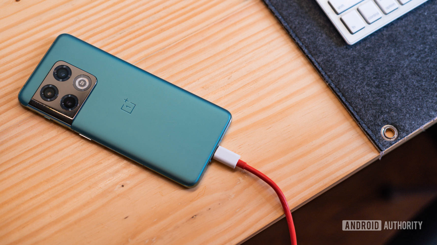 Ulasan OnePlus 10 Pro ditinjau kembali dengan kabel pengisi daya