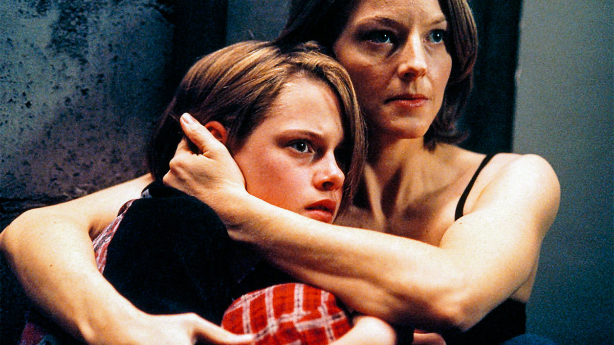 Jodie Foster and Kristen Stewart huddle together in Panic Room - best thriller movies on netflix
