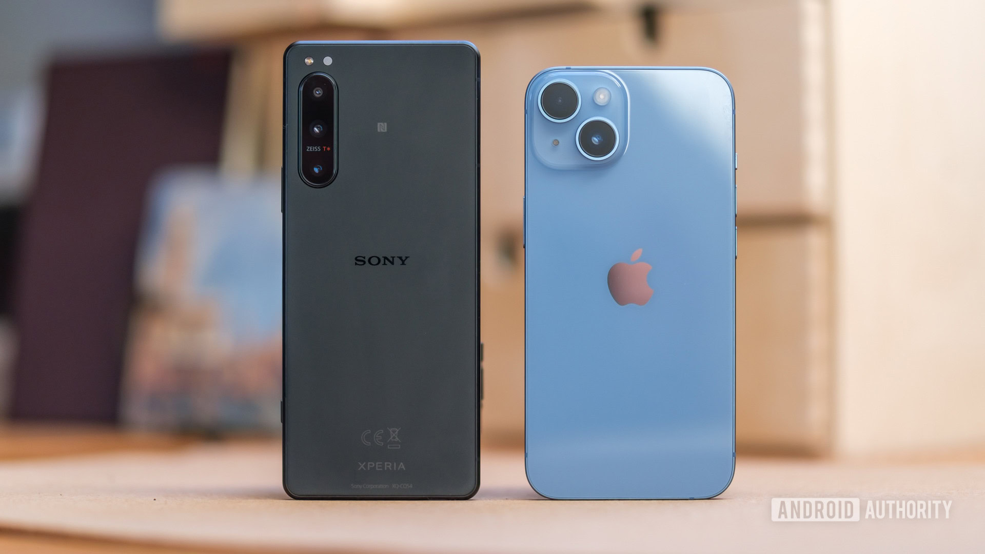 Sony Xperia 5 IV vs Apple iPhone 14 backs