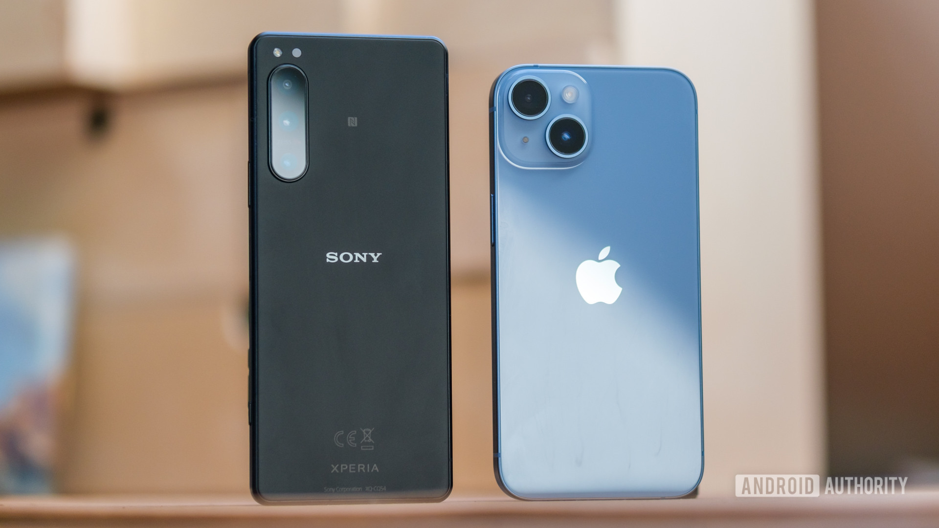 Sony Xperia 5 IV vs Apple iPhone 14 standing