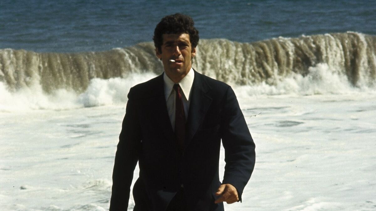 Elliott Gould on a beach smoking in The Long Goodbye