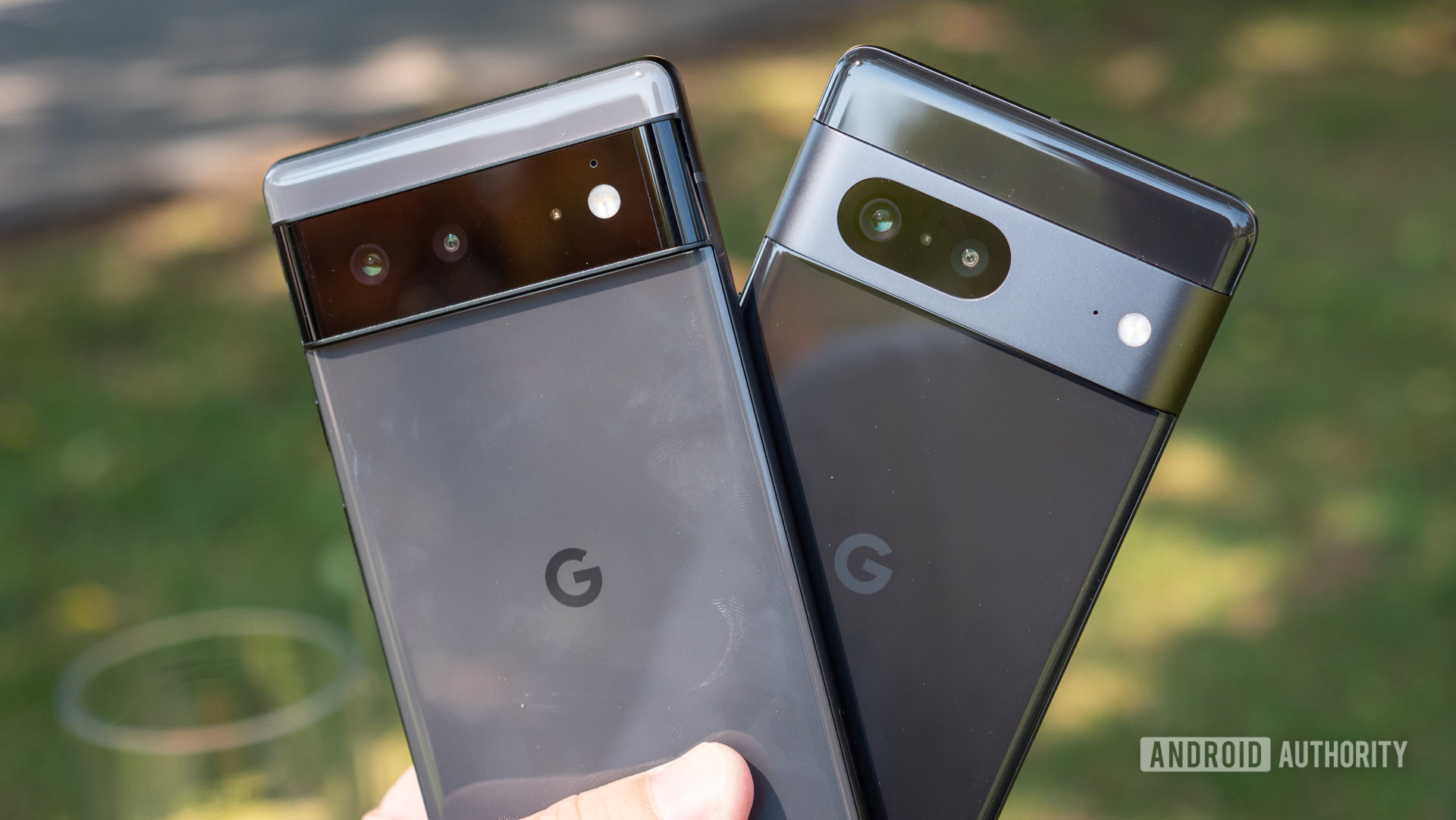 google pixel 6 vs google pixel 7 in hand