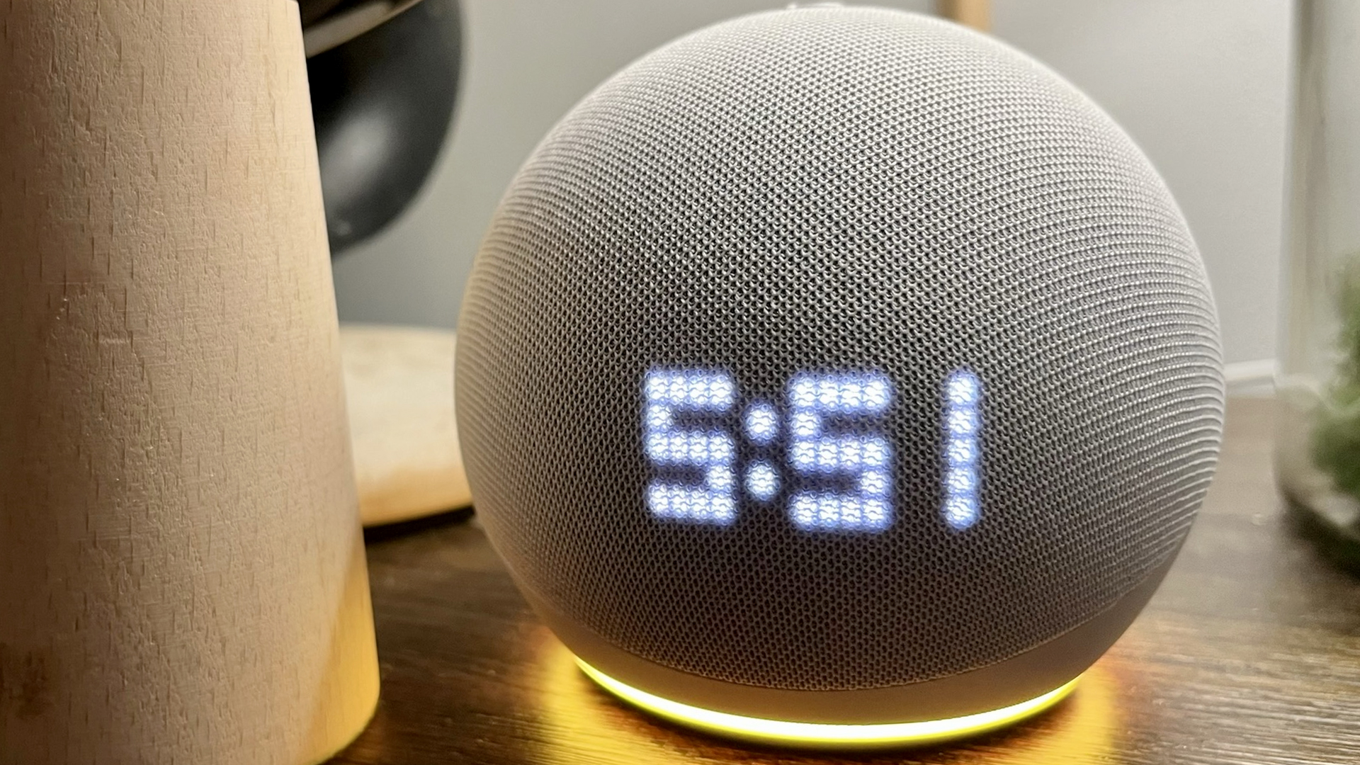 Cincin kuning pada Echo Dot generasi ke-5 dengan Jam