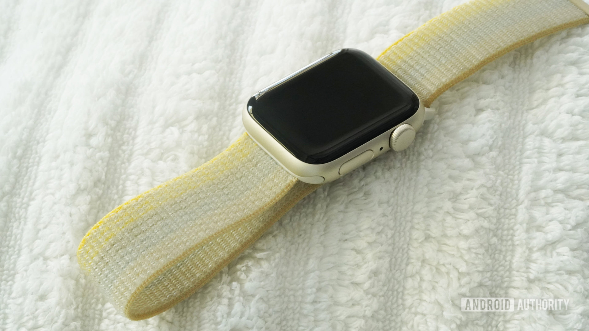 Apple Watch SE 2 mengering di atas handuk putih.
