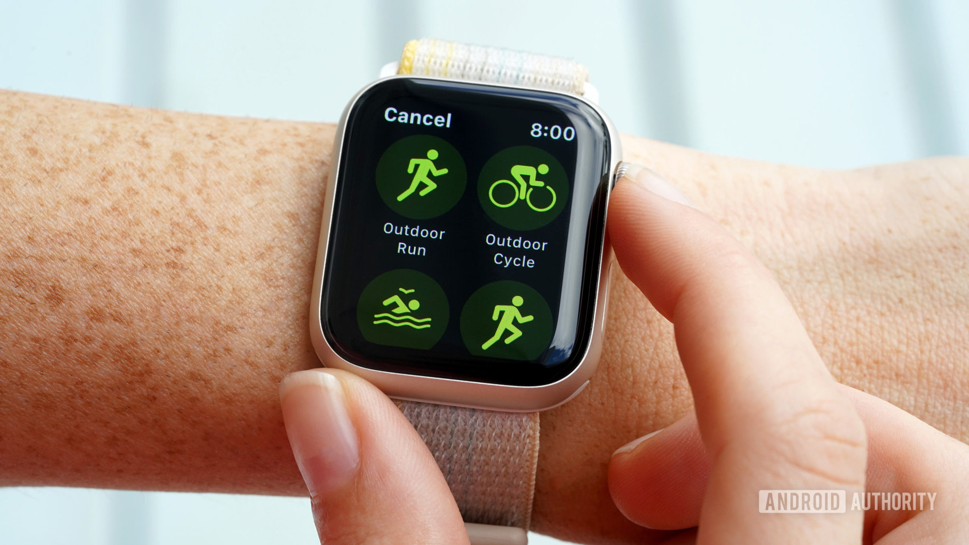 An Apple Watch SE 2 user customizes a multisport workout.