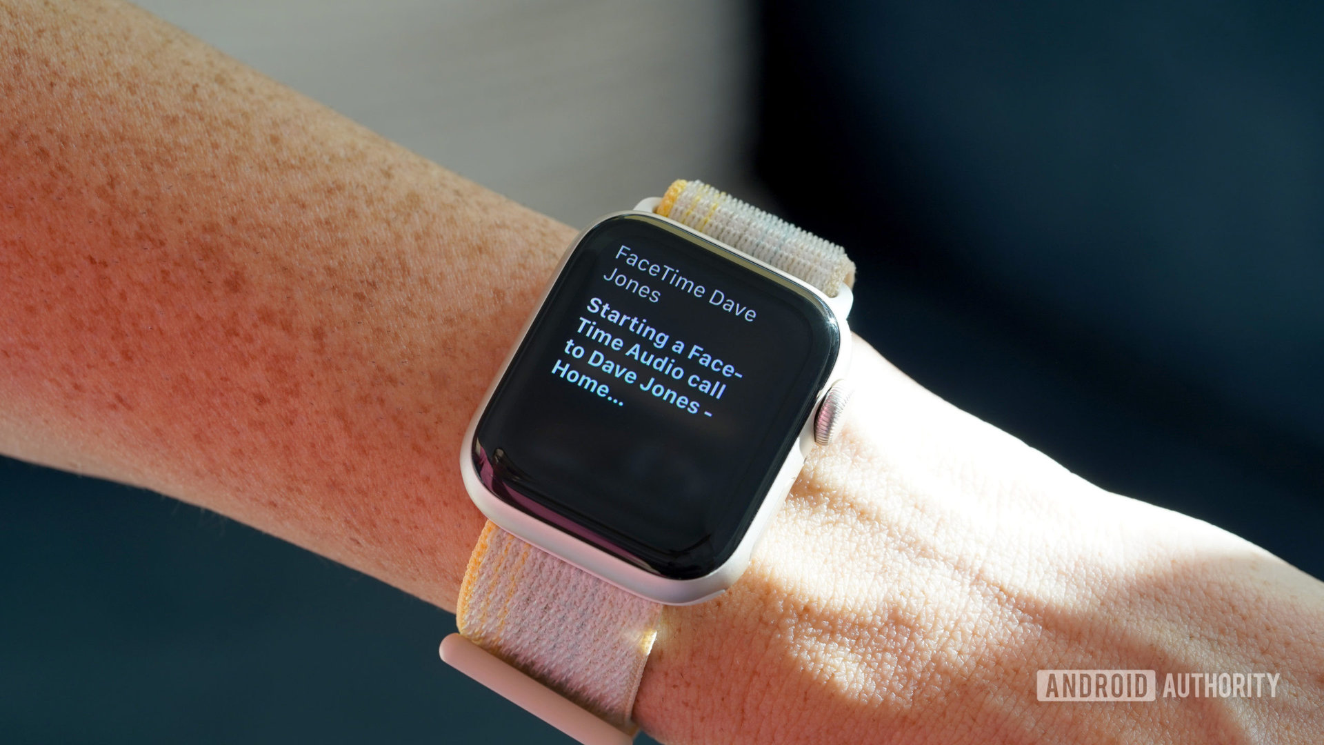 Пользователь Apple Watch SE 2 просит Siri инициировать вызов FaceTime Audio.