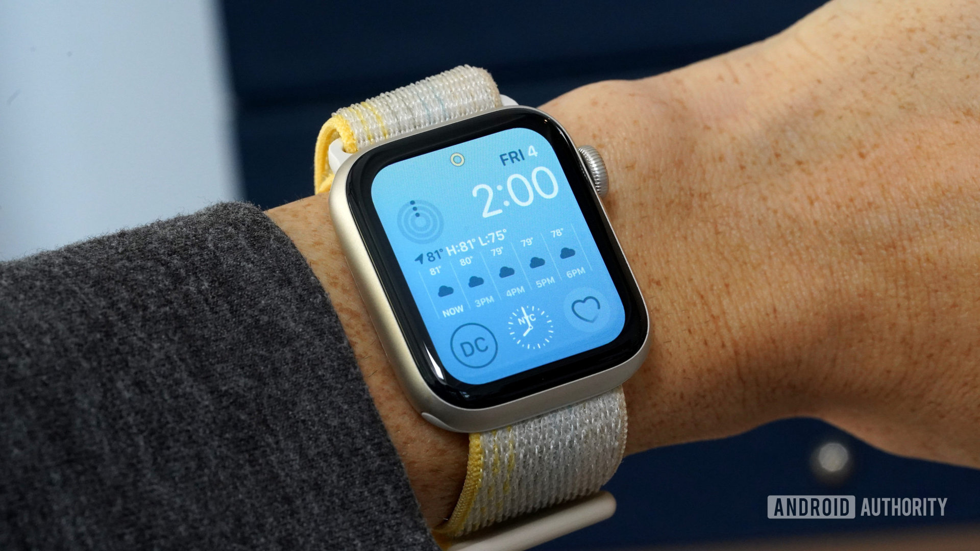 An Apple Watch SE 2 on a user's wrists displays a yellow circle on the watch face.