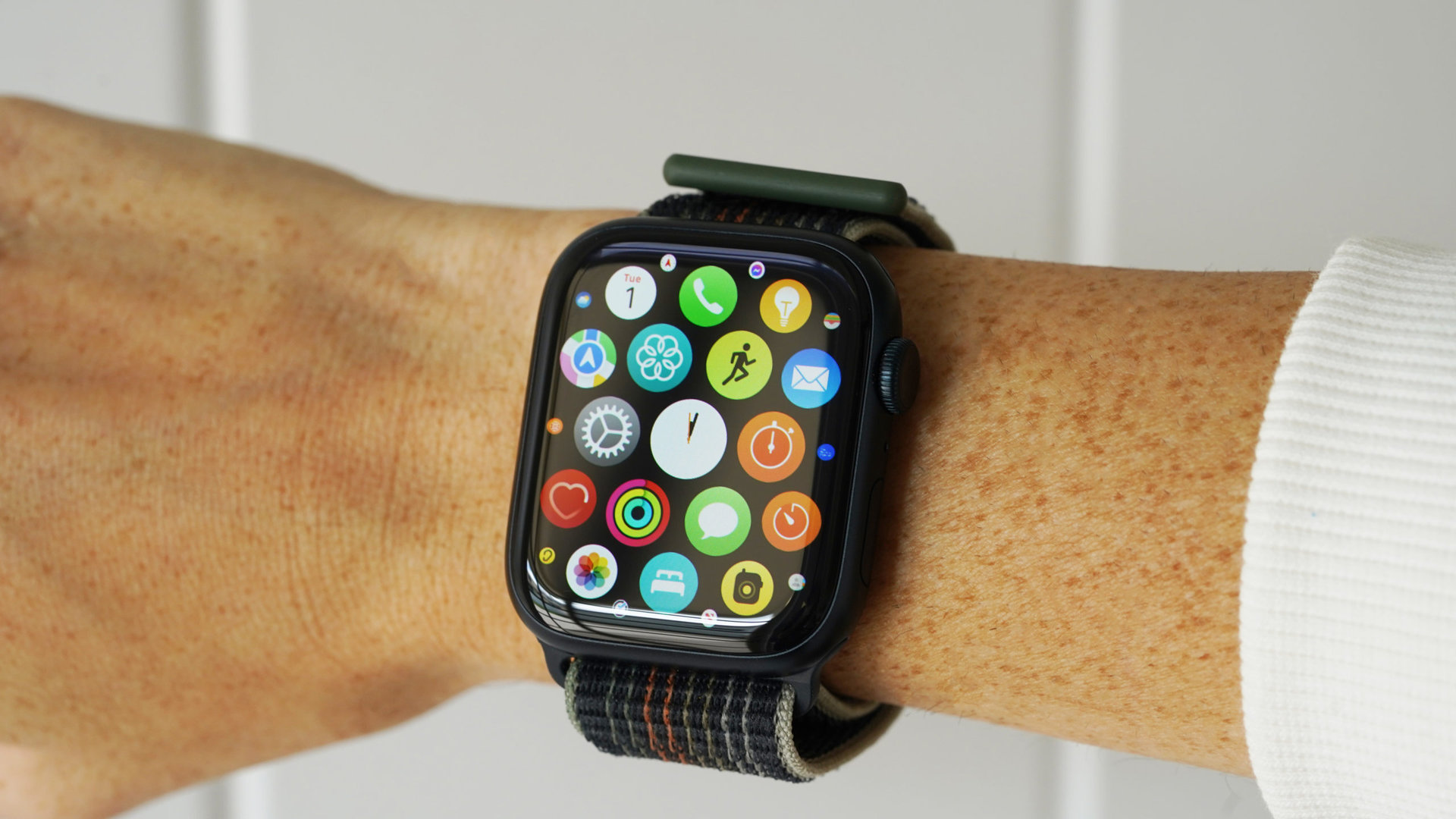 Apple Watch Series 8 di pergelangan tangan pengguna menampilkan layar aplikasi.
