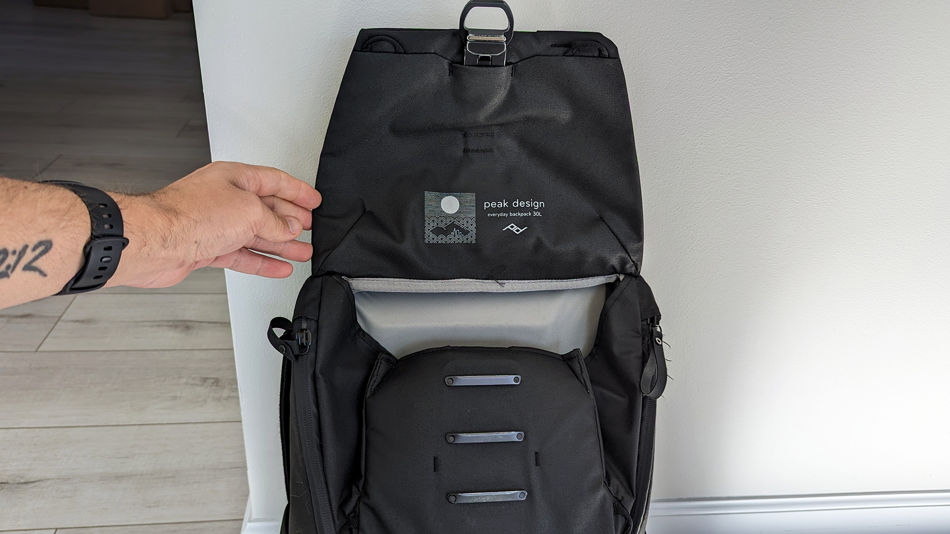 Best Backpack Peak Design Everyday Backpack V2 MagLatch System Open 3