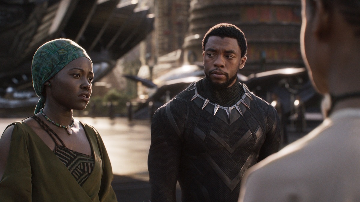 Nakia (Lupita Nyong'o) dan T'Challa/Black Panther (Chadwick Boseman) di Black Panther - apa yang harus ditonton sebelum black panther 2