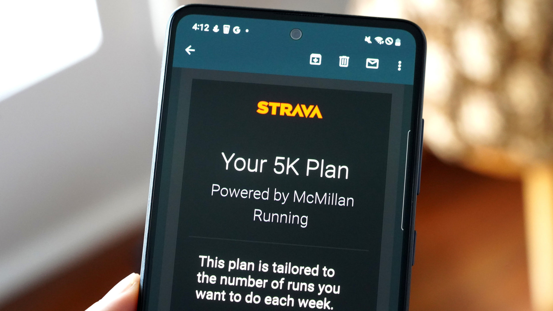 Пользователь открывает электронное письмо с подтверждением плана обучения Strava на своем Galaxy A51.
