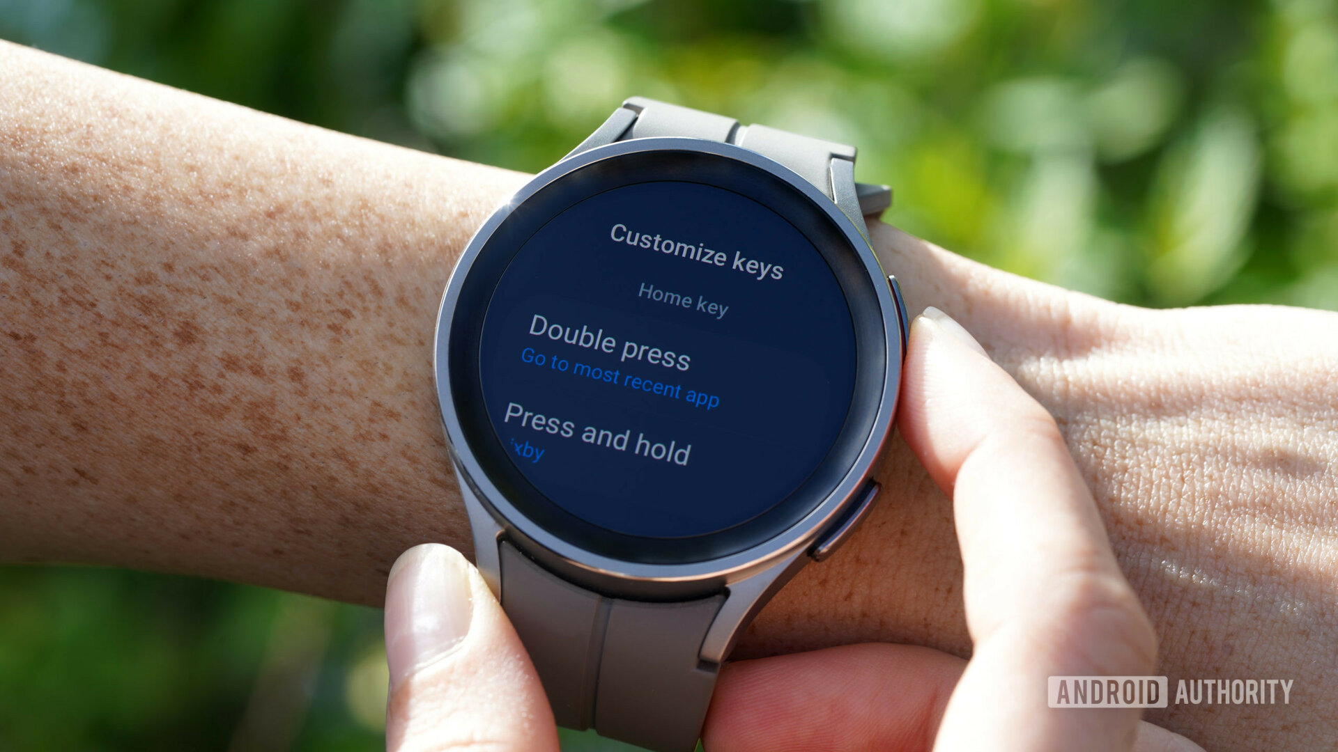 Un utilisateur personnalise les touches de sa Galaxy Watch 5 Pro.
