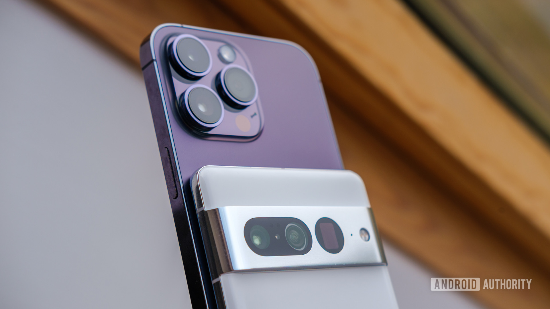 Kamera Google Pixel 7 Pro vs Apple iPhone 14 Pro Max miring